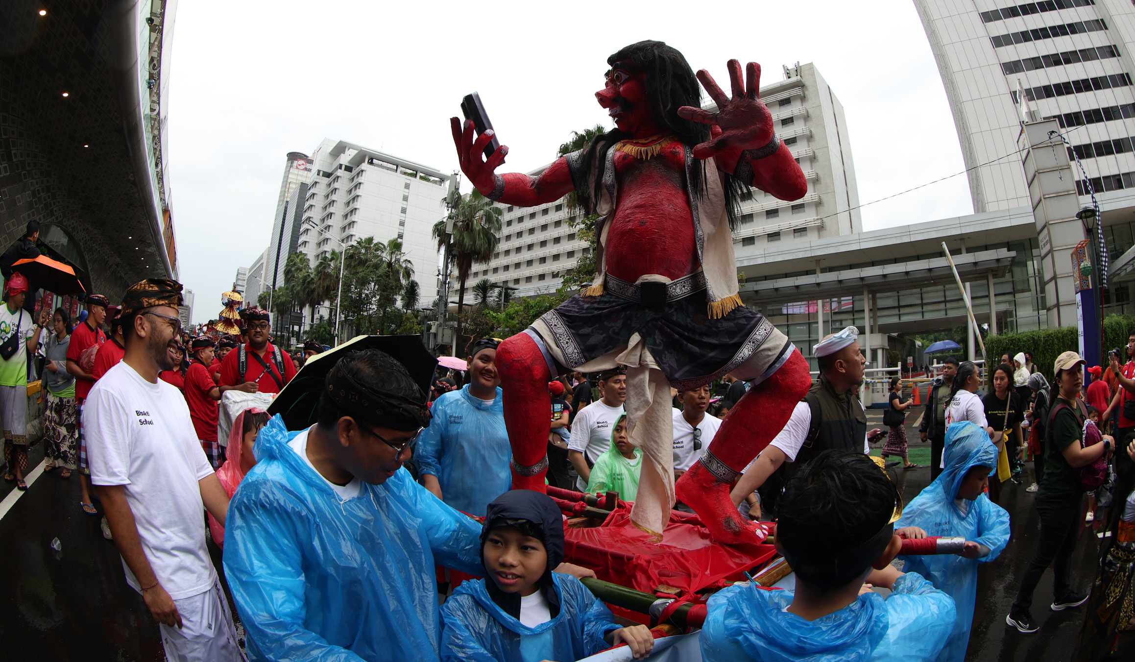 Pawai ogoh ogoh di Jakarta. (Agus Priatna/SinPo.id)