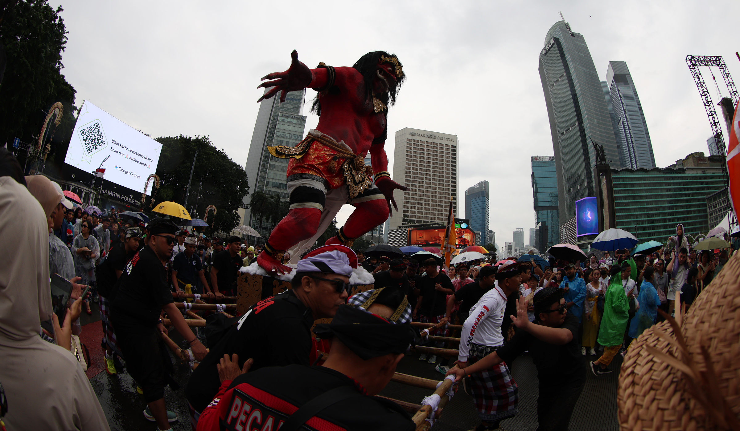 Pawai ogoh ogoh di Jakarta. (Agus Priatna/SinPo.id)