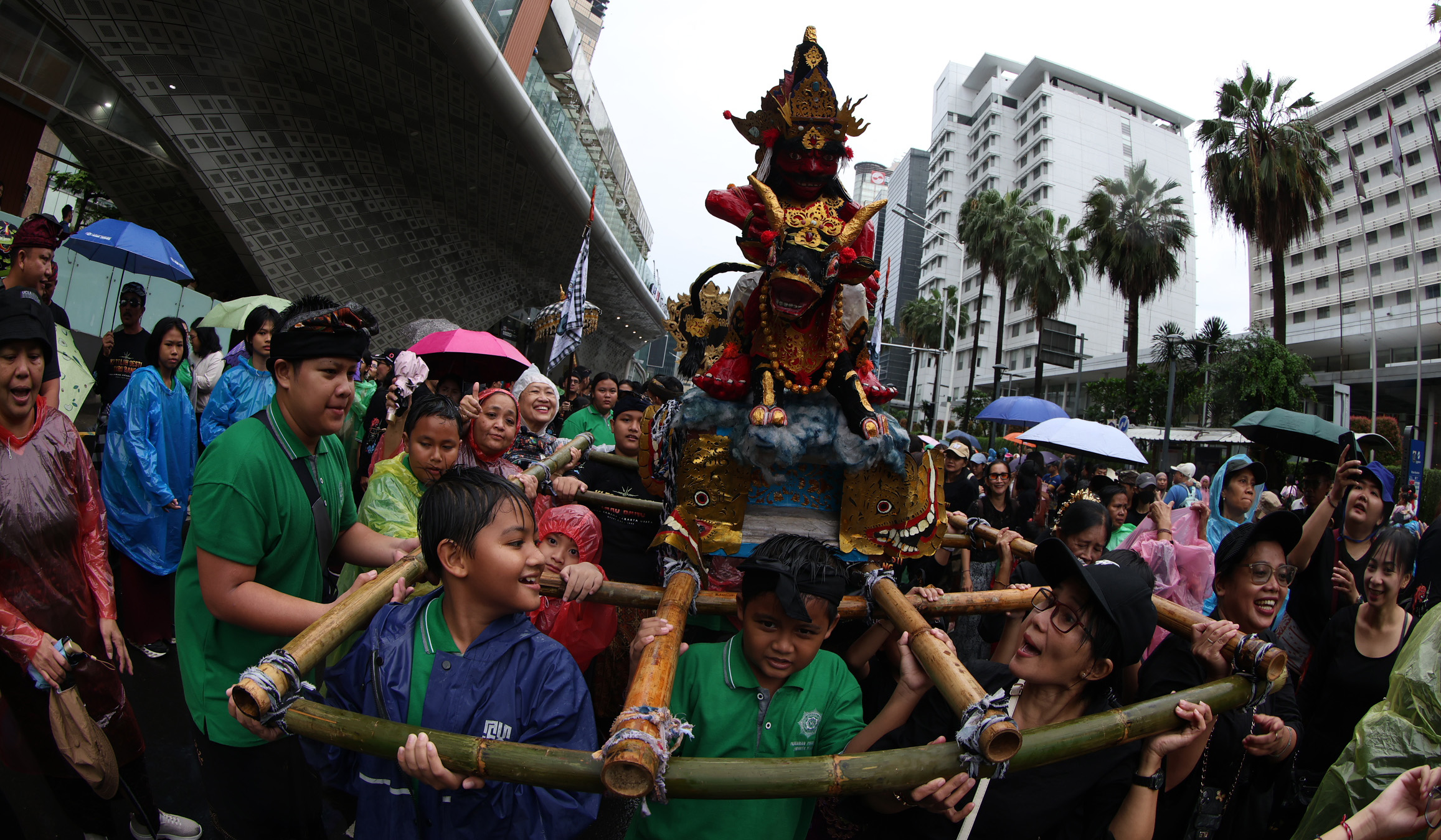 Pawai ogoh ogoh di Jakarta. (Agus Priatna/SinPo.id)