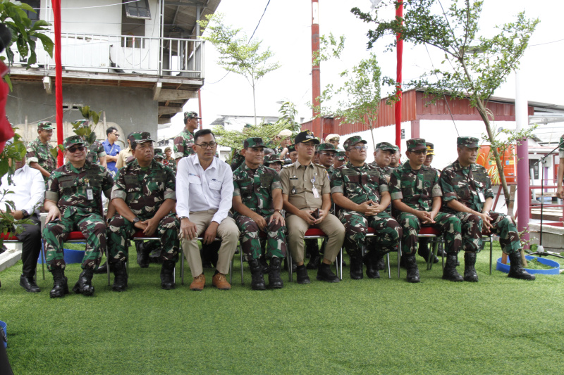 Kementerian Pertahanan (Kemhan) menyerahkan 16 rumah apung di jalan dermaga kali adem muara angke (Ashar/SinPo.id)