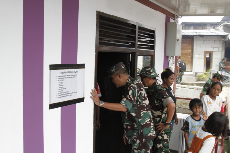 Kementerian Pertahanan (Kemhan) menyerahkan 16 rumah apung di jalan dermaga kali adem muara angke (Ashar/SinPo.id)