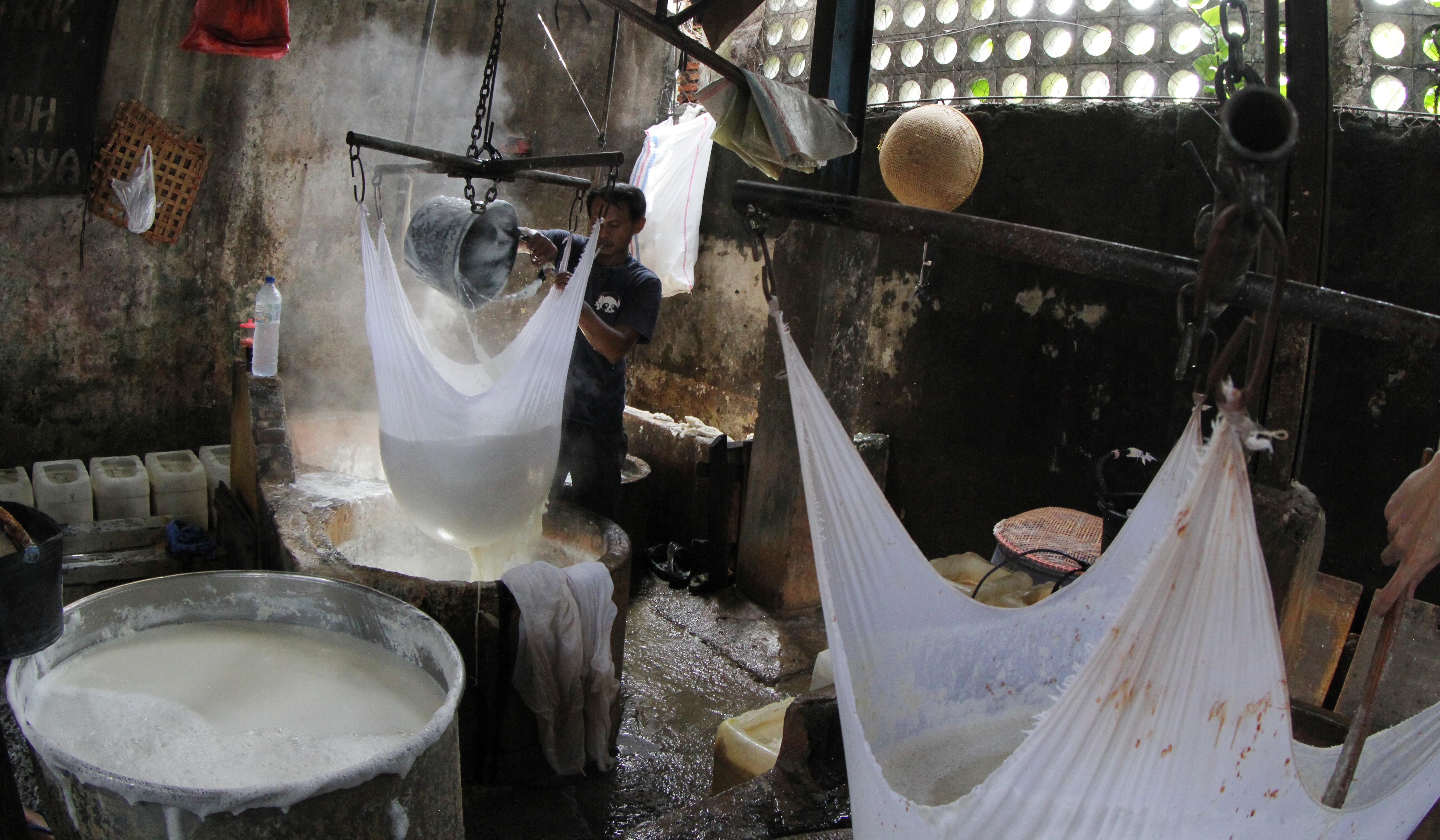 Pembuatan tahu di Duren Tiga, Jakarta. (Agus Priatna/SinPo.id)