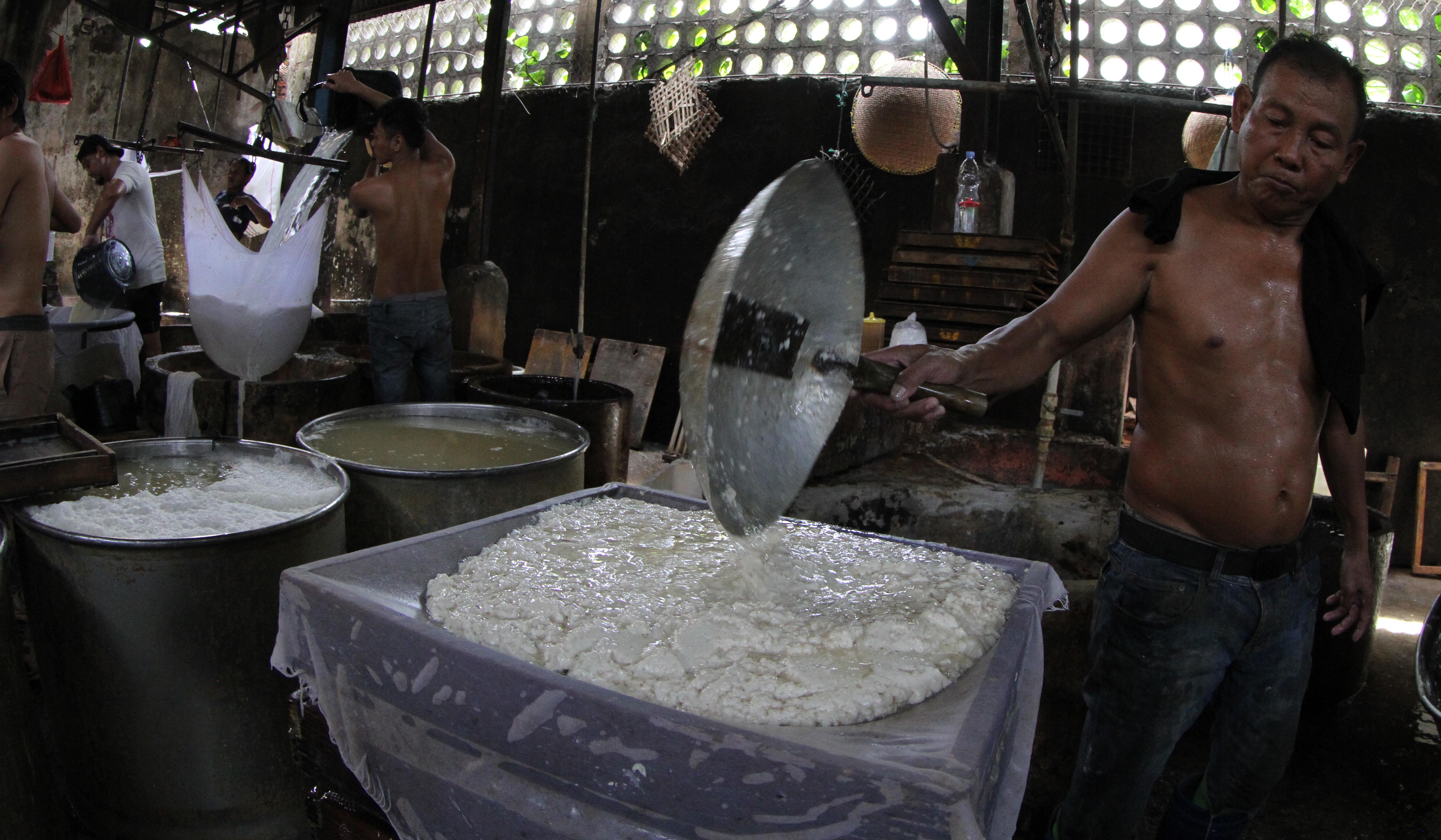 Pembuatan tahu di Duren Tiga, Jakarta. (Agus Priatna/SinPo.id)