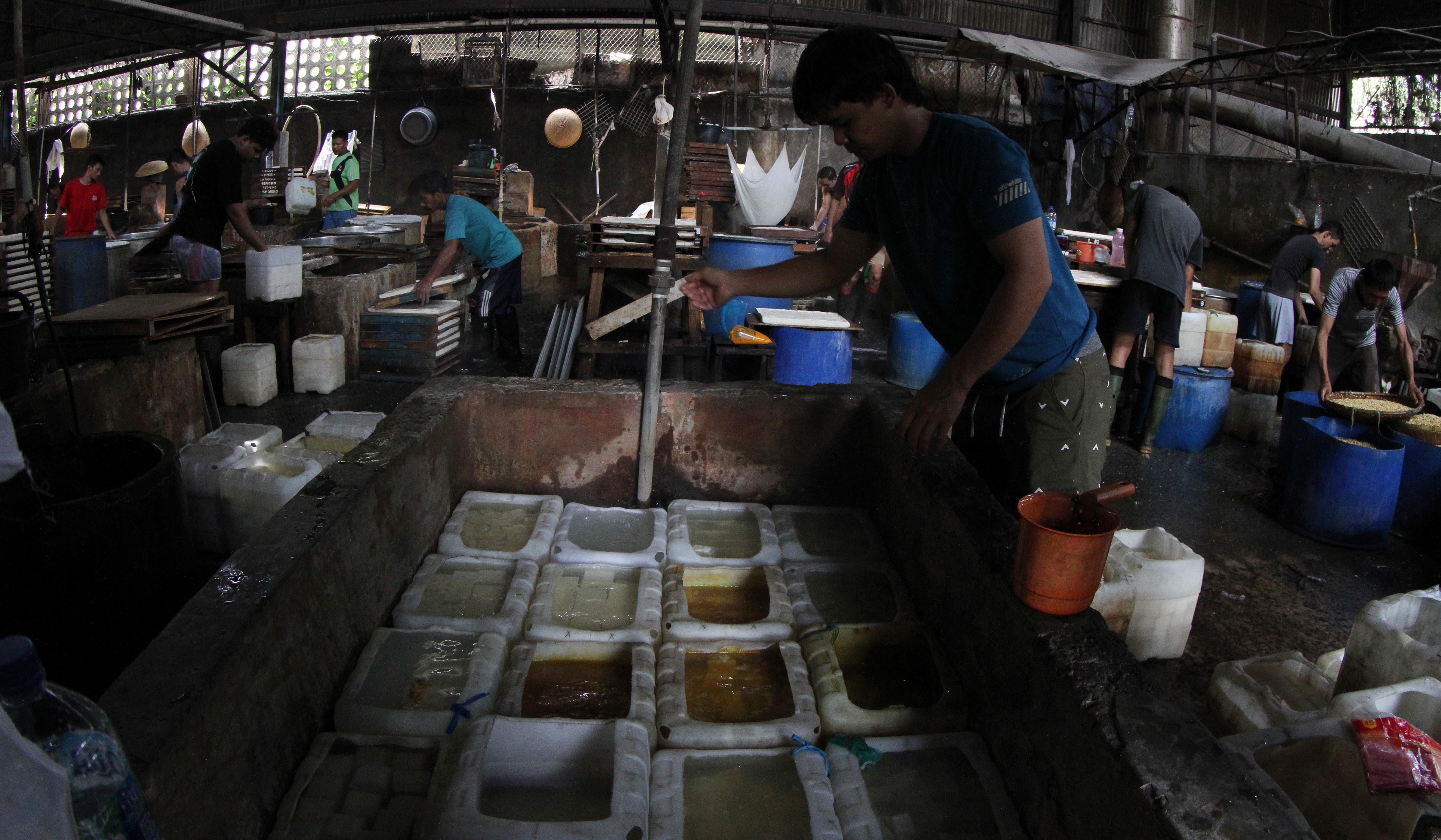 Pembuatan tahu di Duren Tiga, Jakarta. (Agus Priatna/SinPo.id)