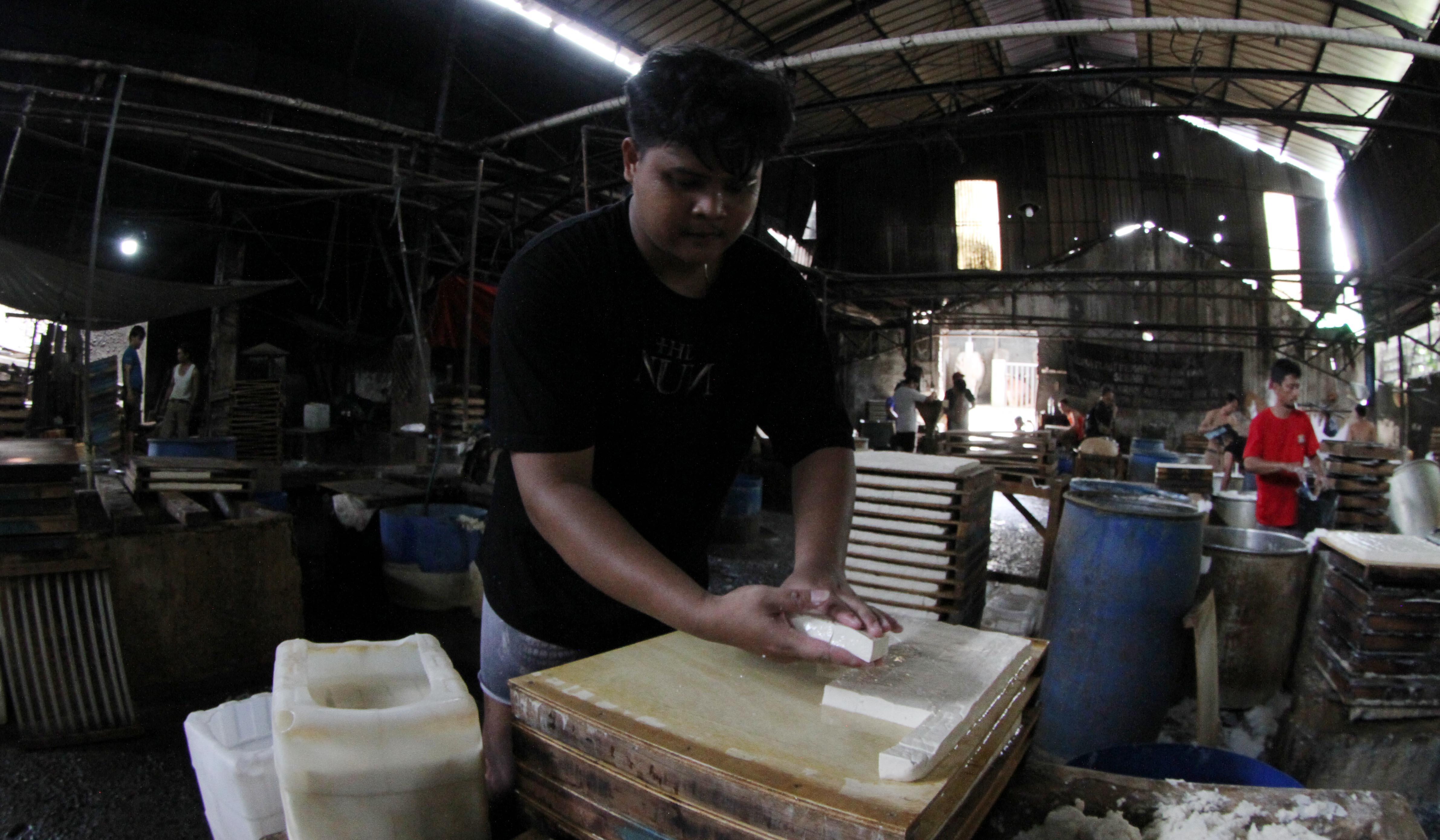 Pembuatan tahu di Duren Tiga, Jakarta. (Agus Priatna/SinPo.id)