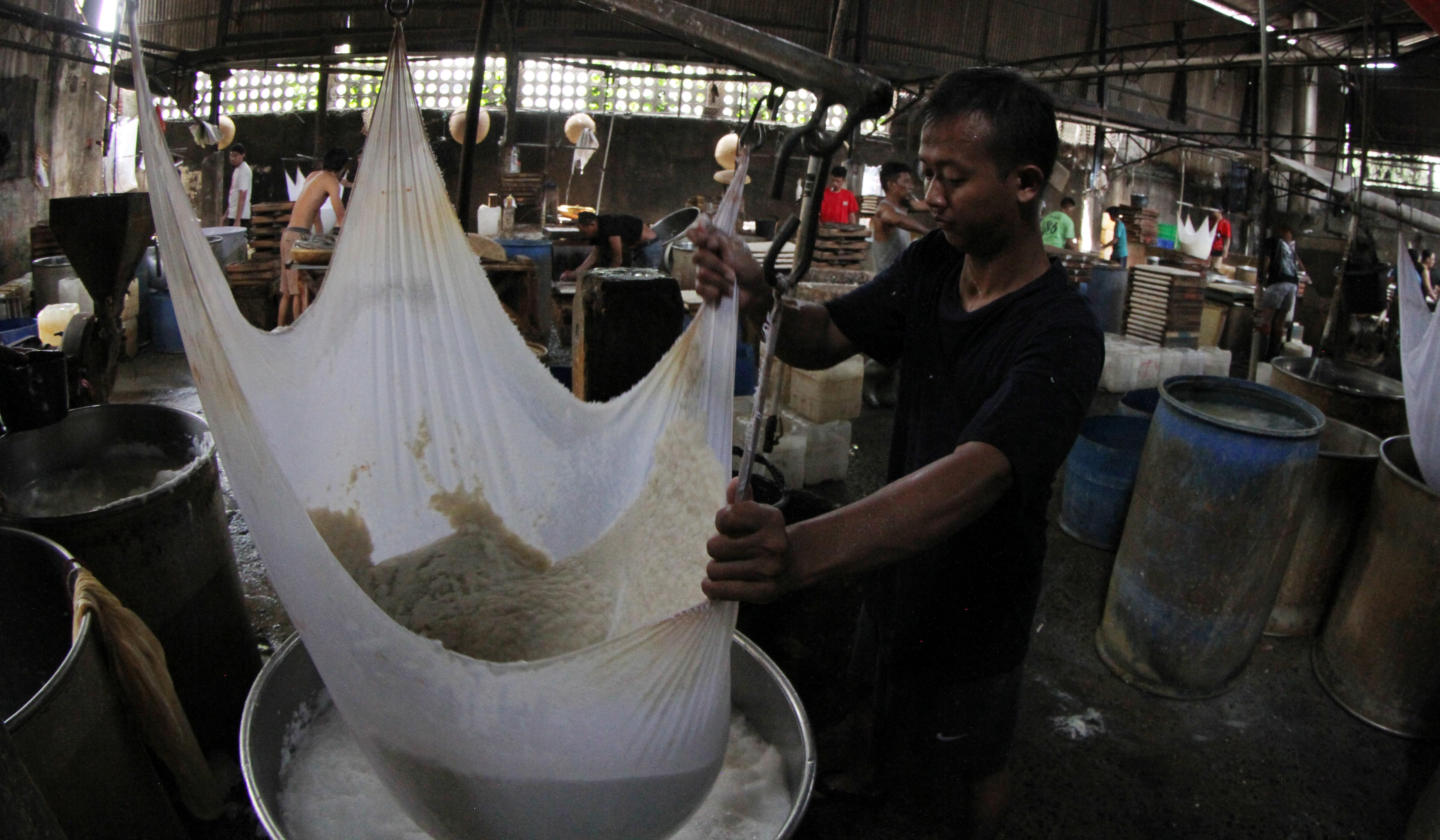 Pembuatan tahu di Duren Tiga, Jakarta. (Agus Priatna/SinPo.id)