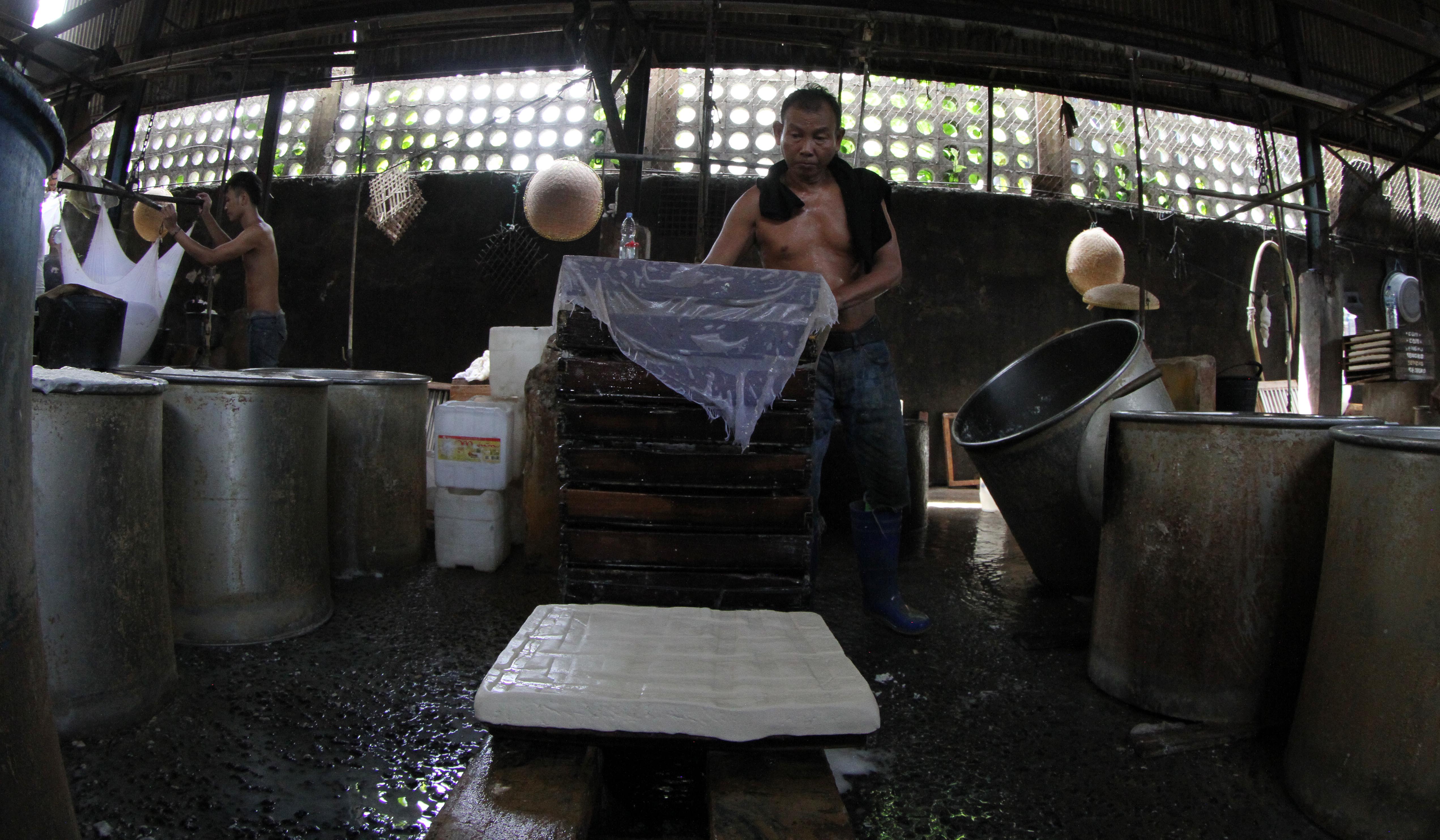 Pembuatan tahu di Duren Tiga, Jakarta. (Agus Priatna/SinPo.id)