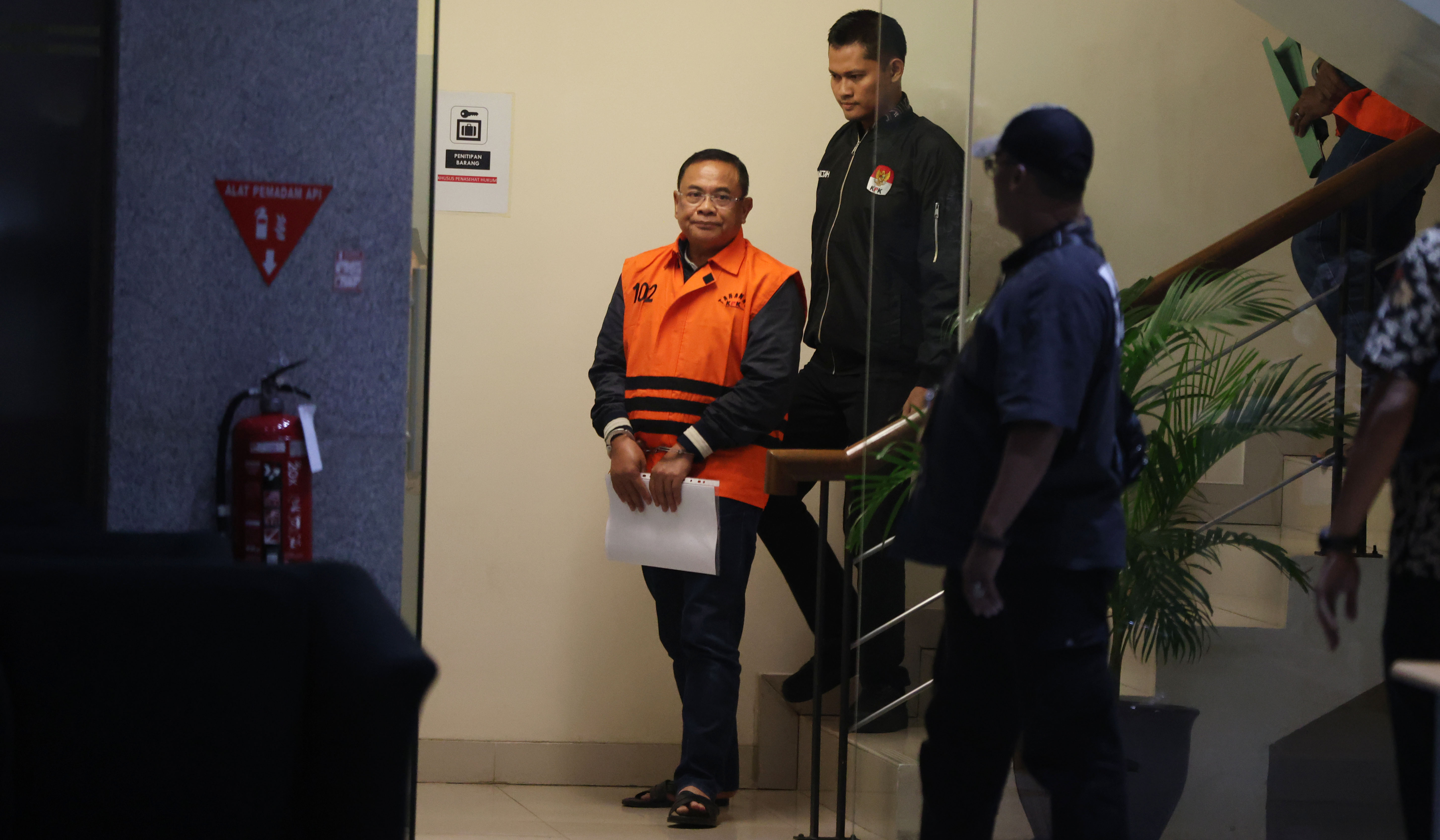 Bupati Pati, Sudewo, saat akan dimasukan kedalam mobil tahanan KPK. (Agus Priatna/SinPo.id)