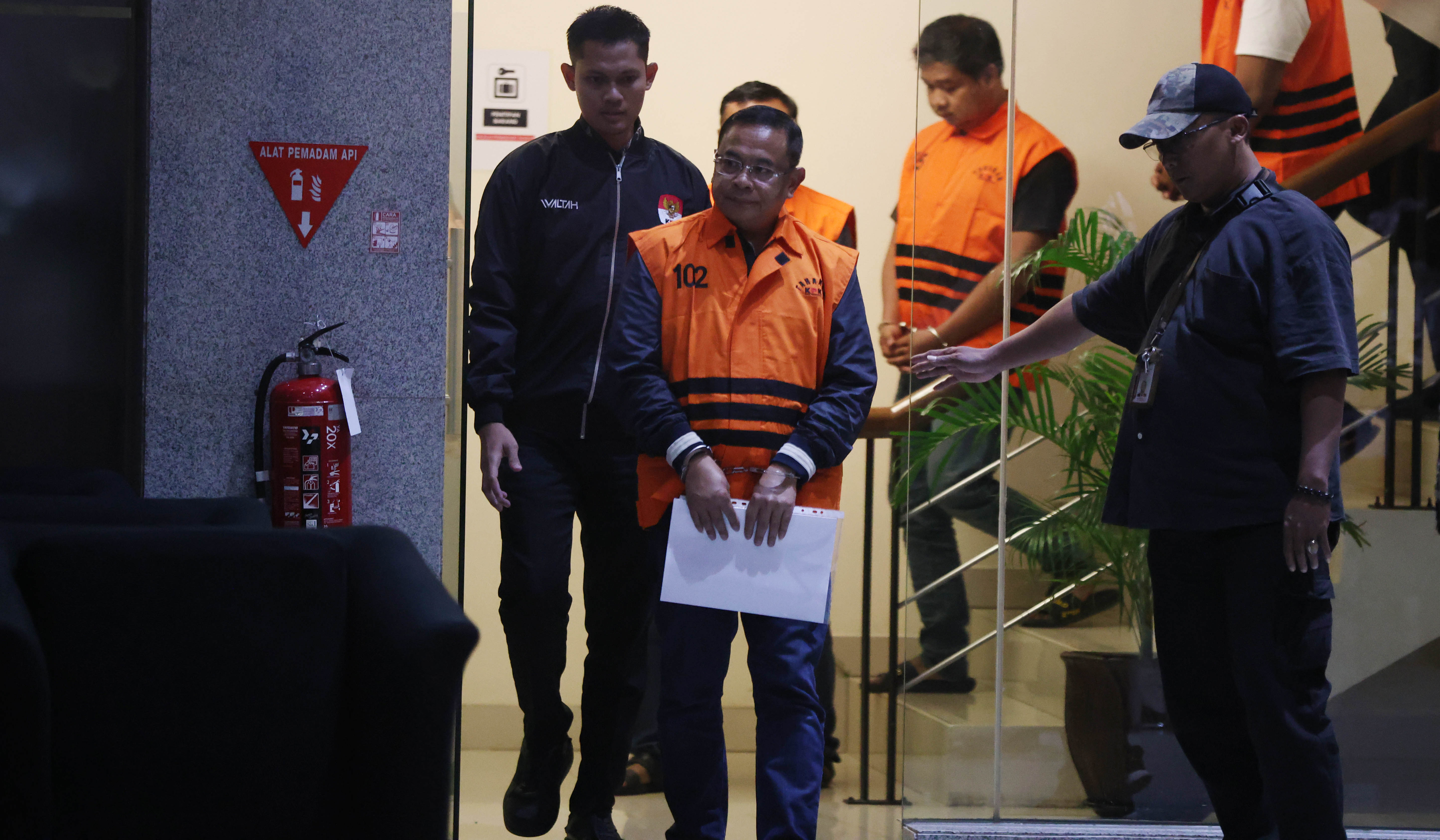 Bupati Pati, Sudewo, saat akan dimasukan kedalam mobil tahanan KPK. (Agus Priatna/SinPo.id)