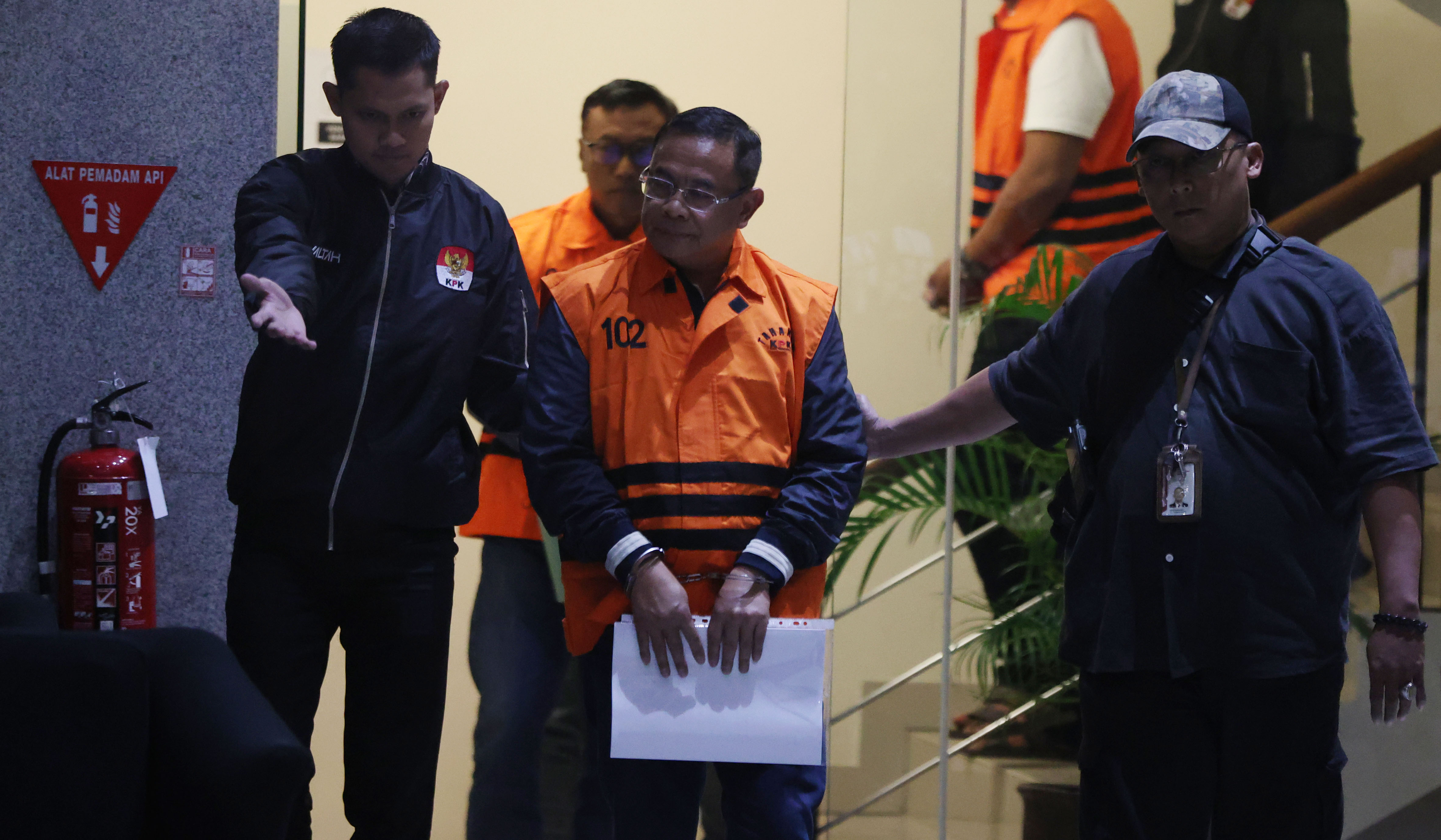 Bupati Pati, Sudewo, saat akan dimasukan kedalam mobil tahanan KPK. (Agus Priatna/SinPo.id)