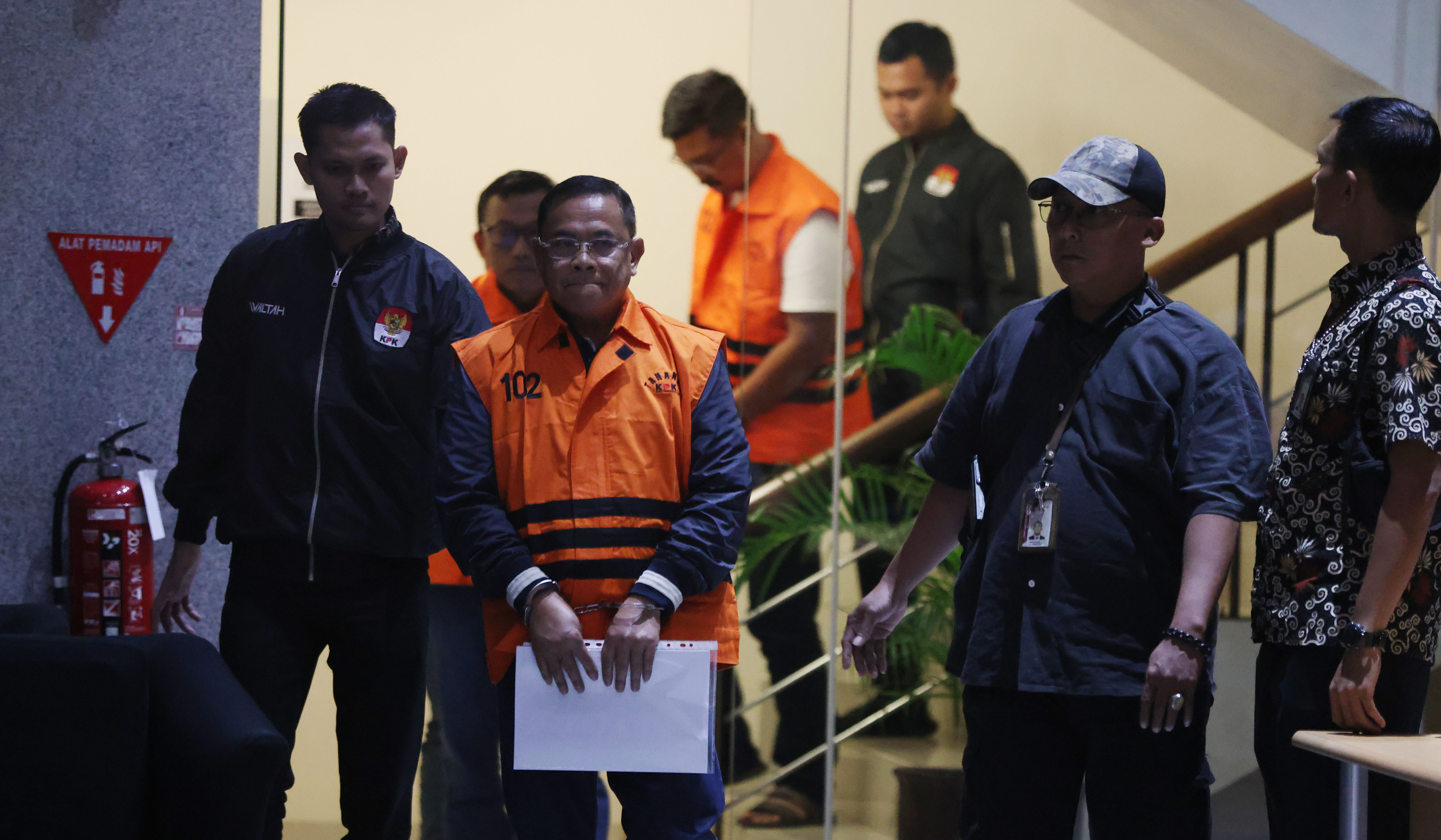 Bupati Pati, Sudewo, saat akan dimasukan kedalam mobil tahanan KPK. (Agus Priatna/SinPo.id)