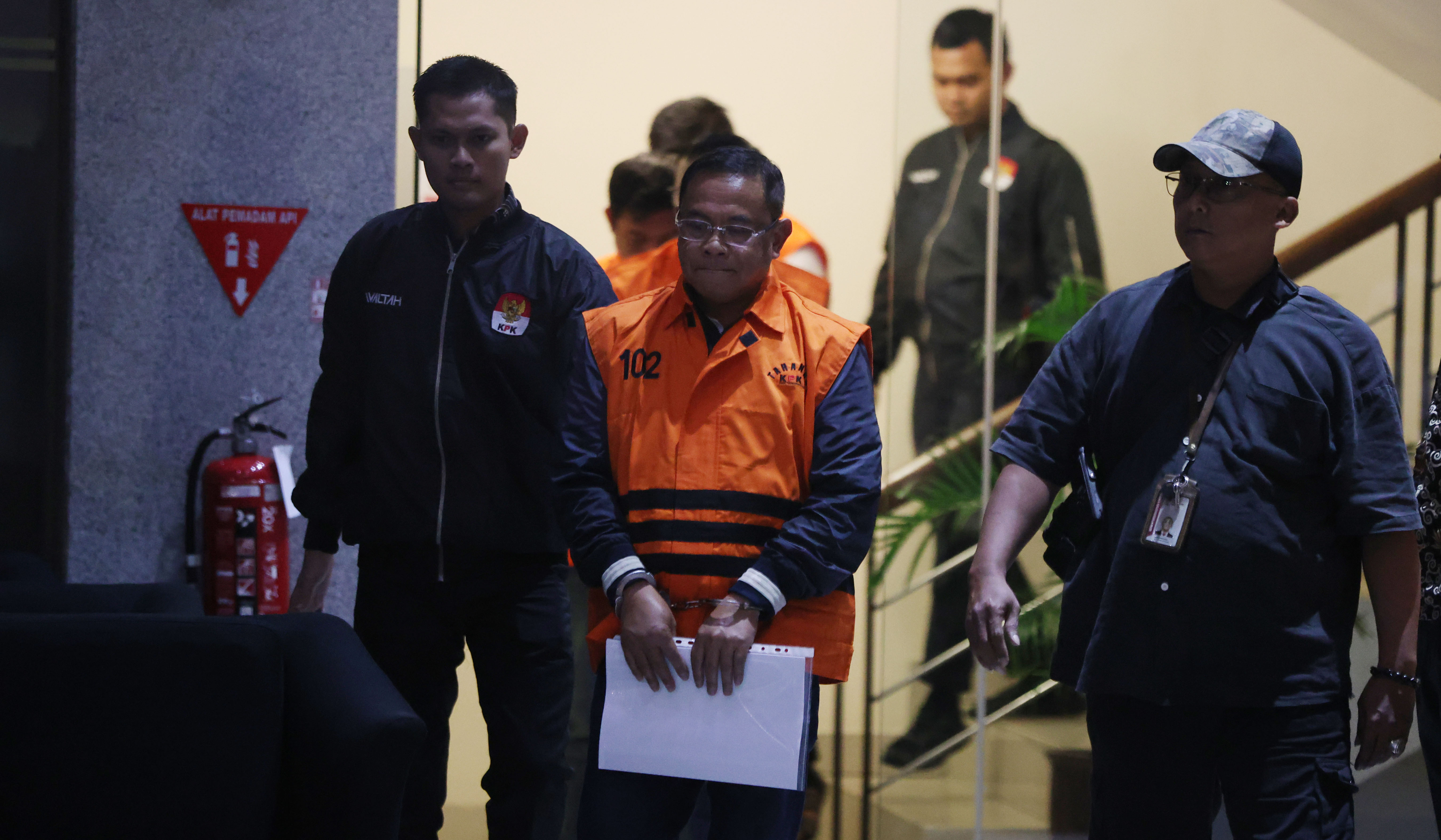 Bupati Pati, Sudewo, saat akan dimasukan kedalam mobil tahanan KPK. (Agus Priatna/SinPo.id)