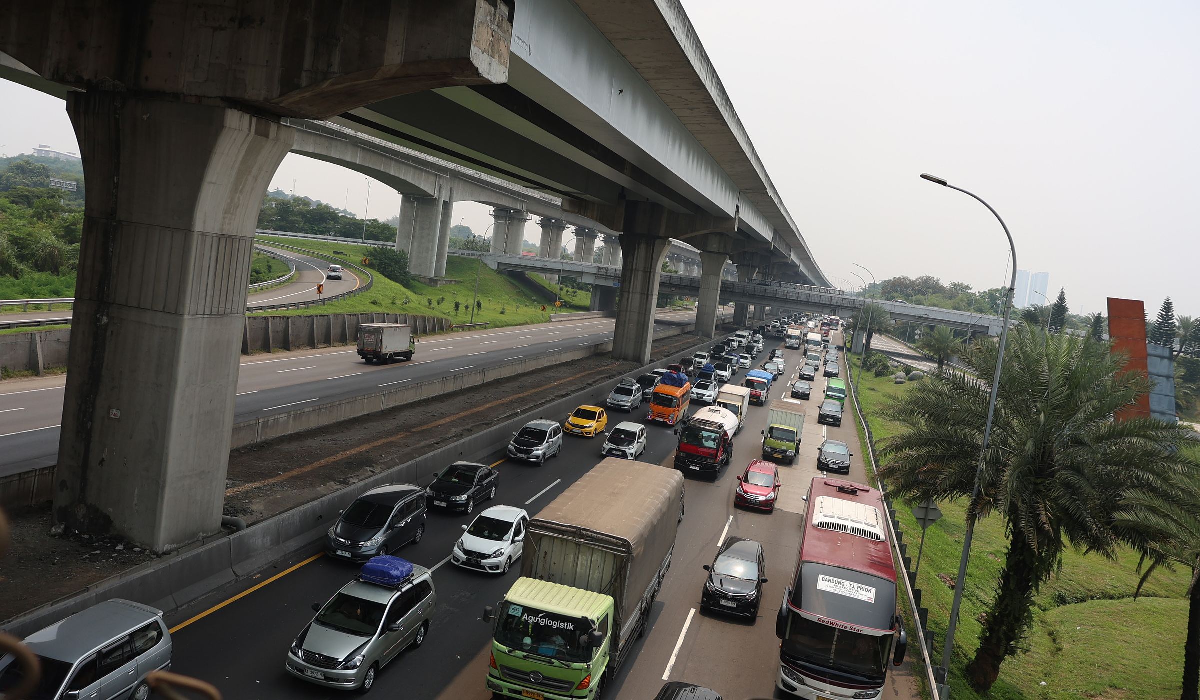 Arus mudik tol Jakarta Cikampek. (Agus Priatna/SinPo.id)