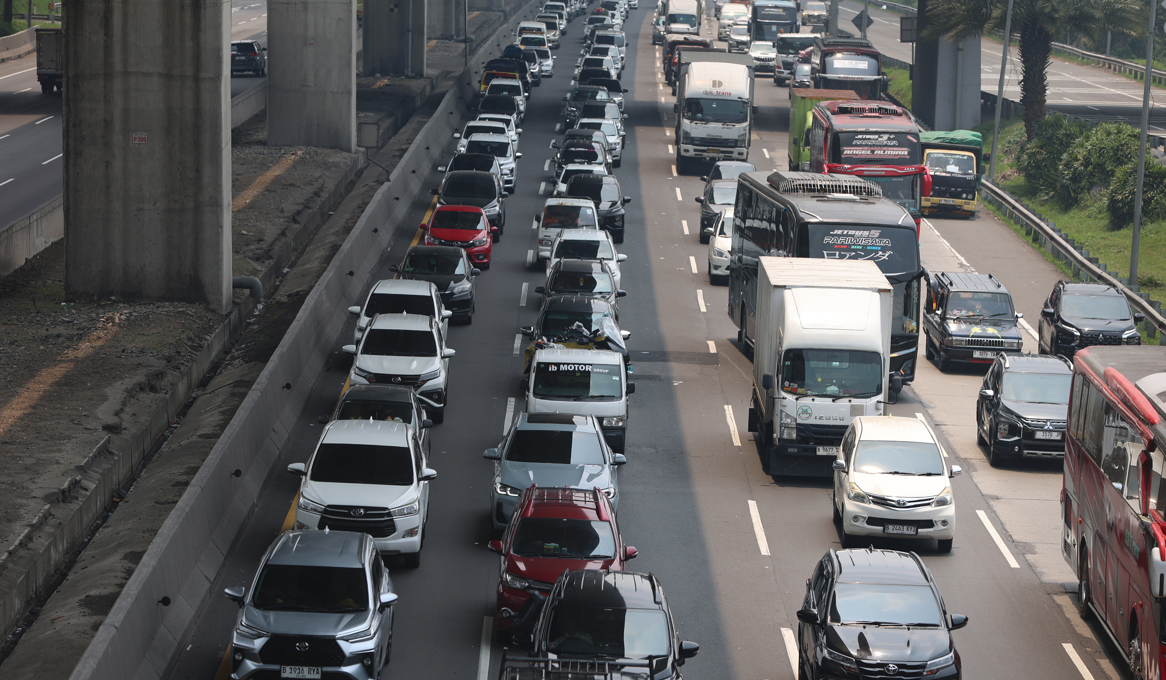 Arus mudik tol Jakarta Cikampek. (Agus Priatna/SinPo.id)