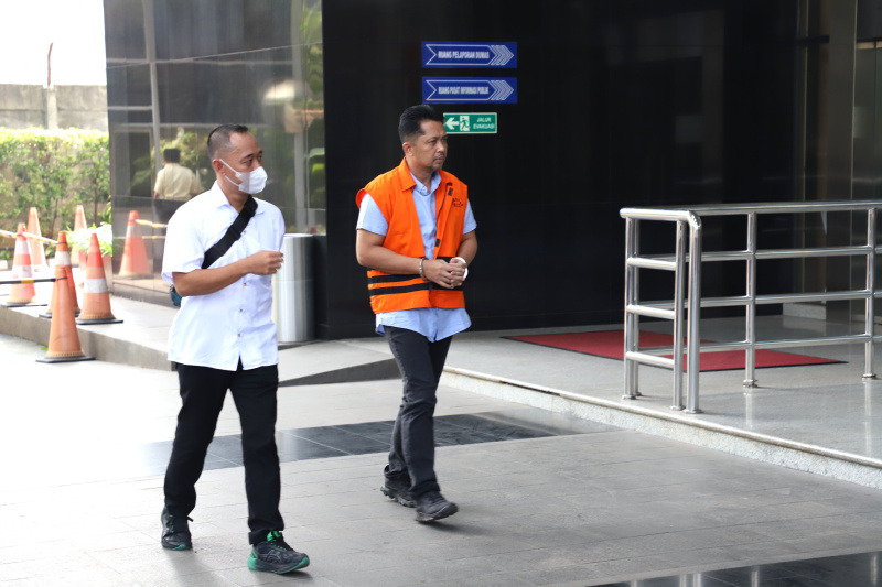 Kepala BPPD Kabupaten Sidoarjo Ari Suryono kembali menjalani pemeriksaan oleh penyidik KPK di Gedung Merah Putih KPK terkait kasus pemotongan insentif di lingkungan BPPD Sidoarjo (Ashar/SinPo.id)