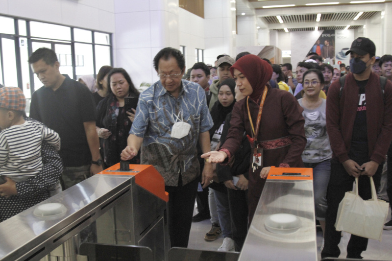 Antusias masyarakat ingin mencoba Kereta cepat Whoosh Jakarta-Bandung gratis diperpanjang sampai pertengahan bulan Oktober (Ashar/SinPo.id)