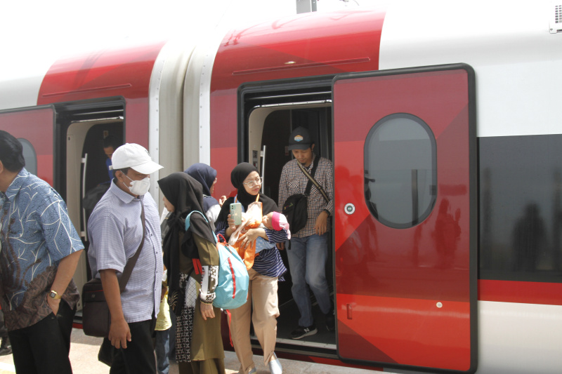 Antusias masyarakat ingin mencoba Kereta cepat Whoosh Jakarta-Bandung gratis diperpanjang sampai pertengahan bulan Oktober (Ashar/SinPo.id)