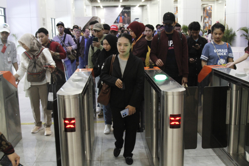 Antusias masyarakat ingin mencoba Kereta cepat Whoosh Jakarta-Bandung gratis diperpanjang sampai pertengahan bulan Oktober (Ashar/SinPo.id)