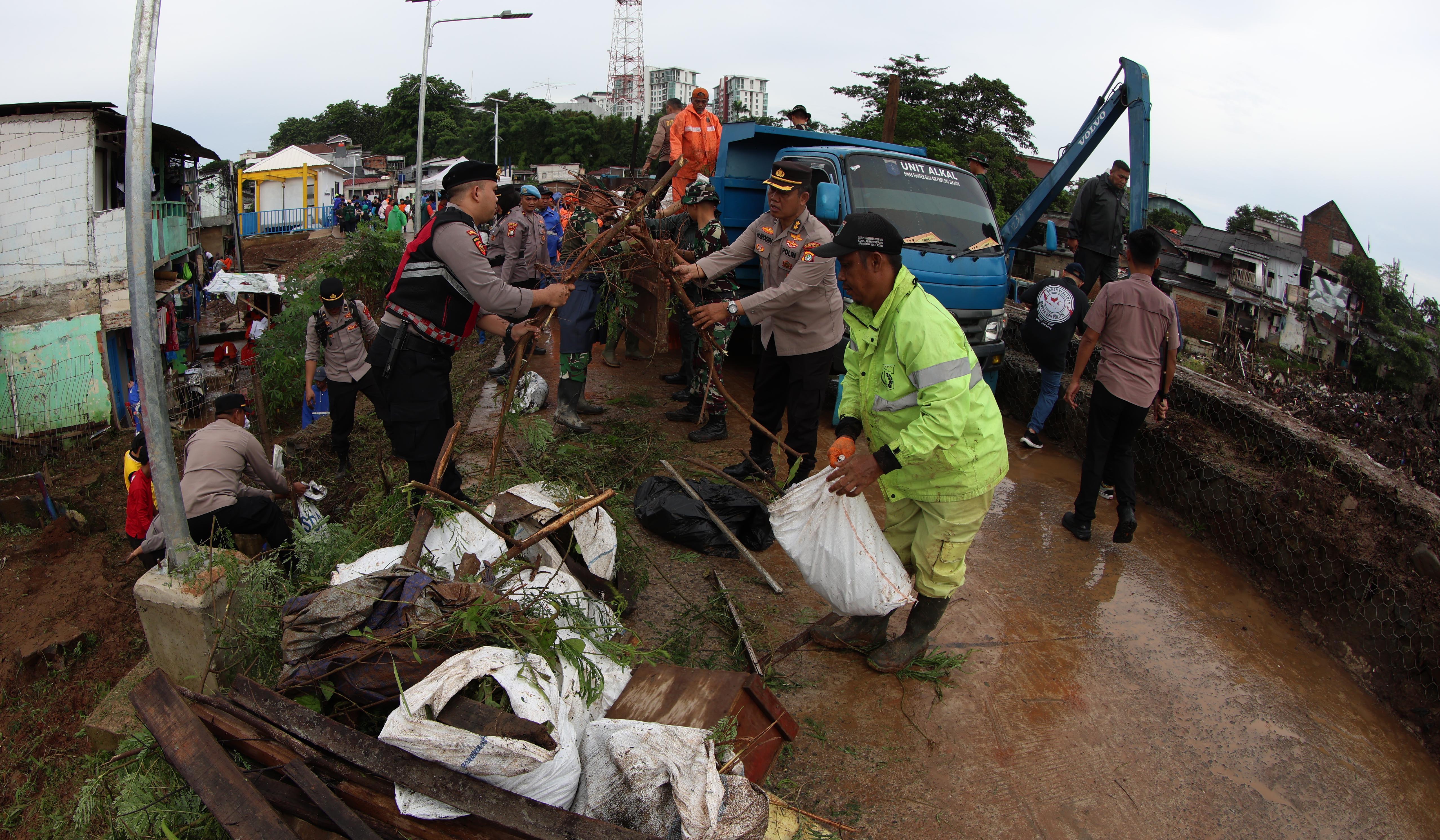 Aksi Jaga Jakarta Bersih di Rawajati. (Agus Priatna/SinPo.id)