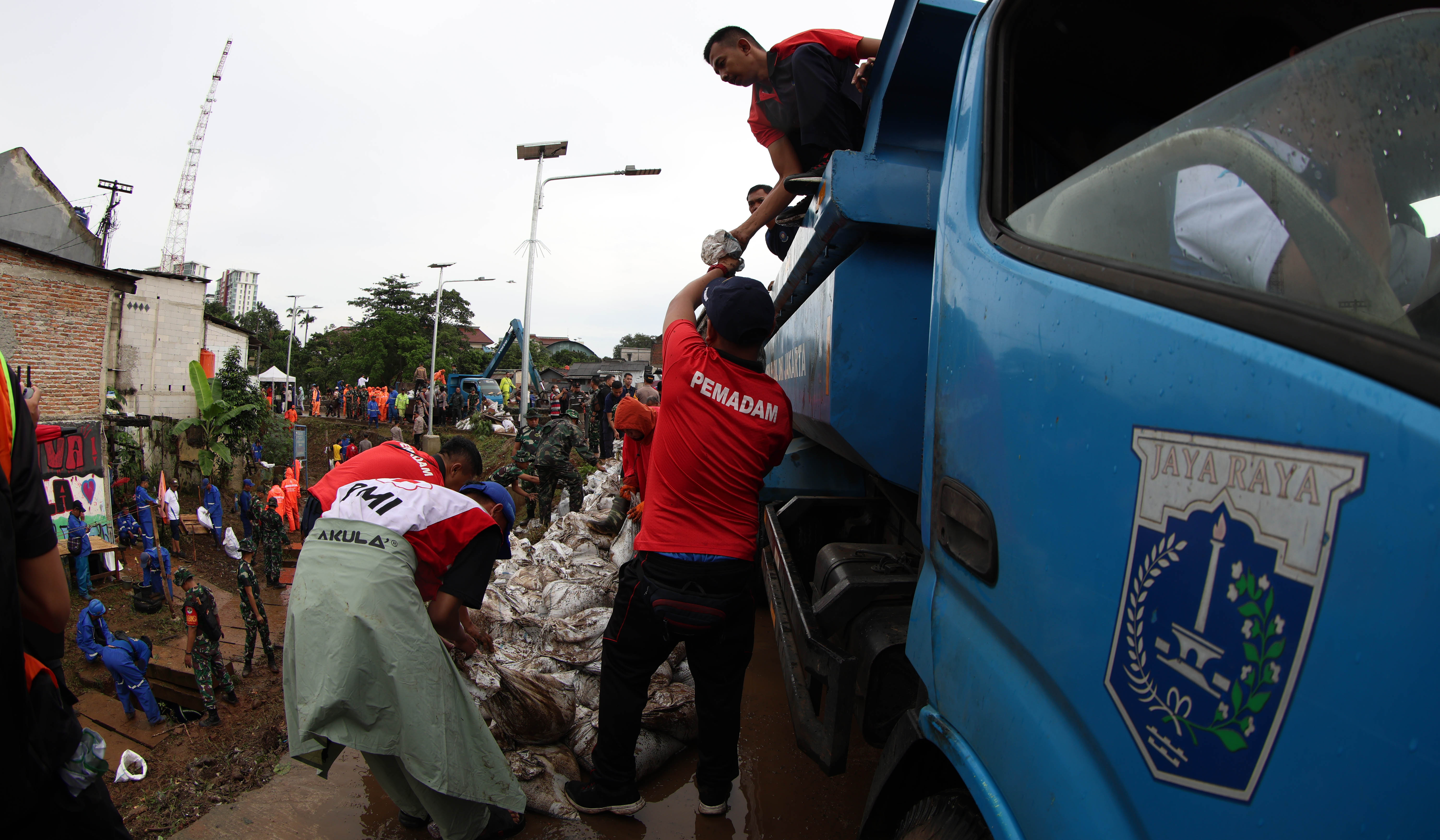 Aksi Jaga Jakarta Bersih di Rawajati. (Agus Priatna/SinPo.id)