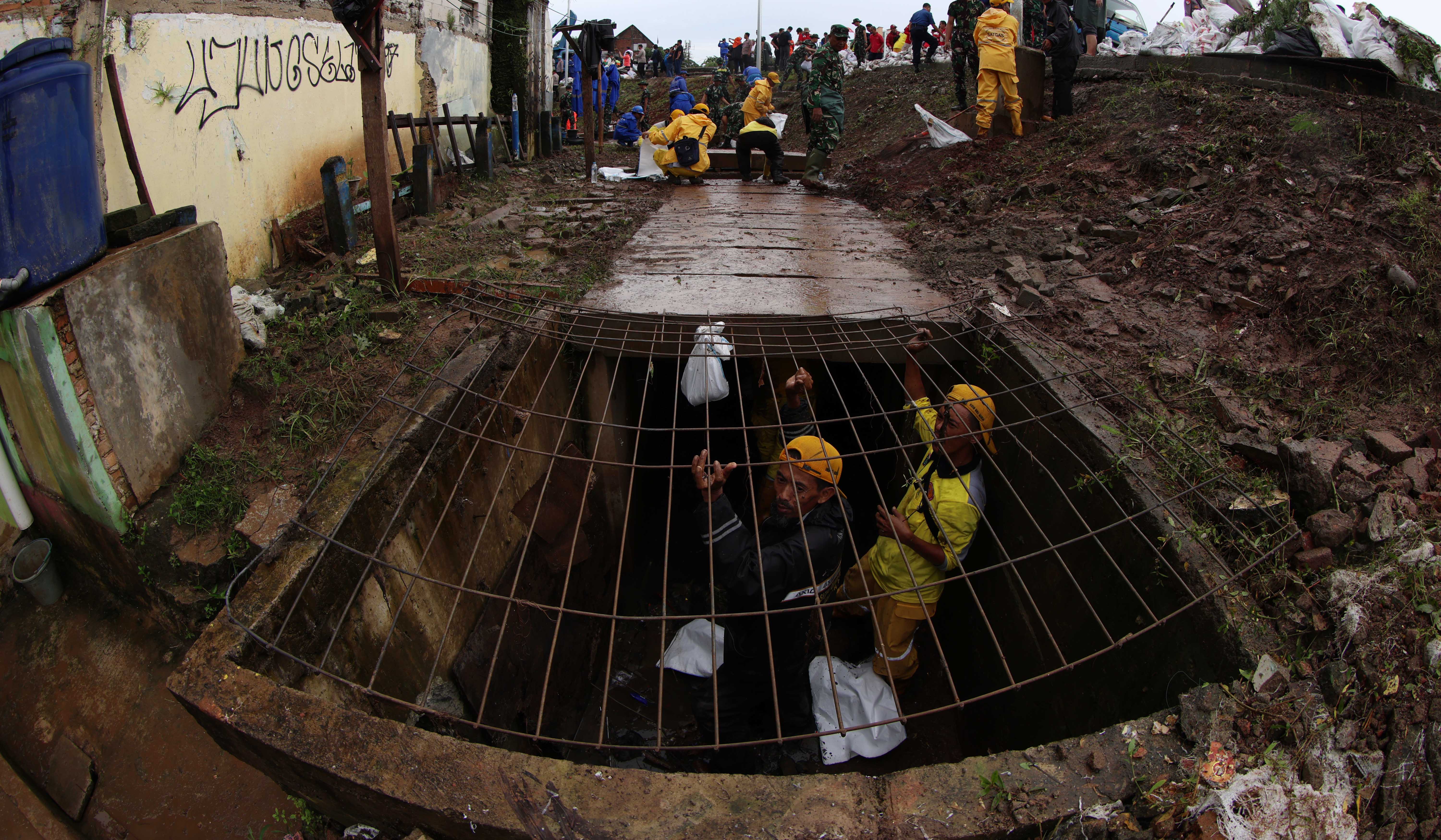 Aksi Jaga Jakarta Bersih di Rawajati. (Agus Priatna/SinPo.id)