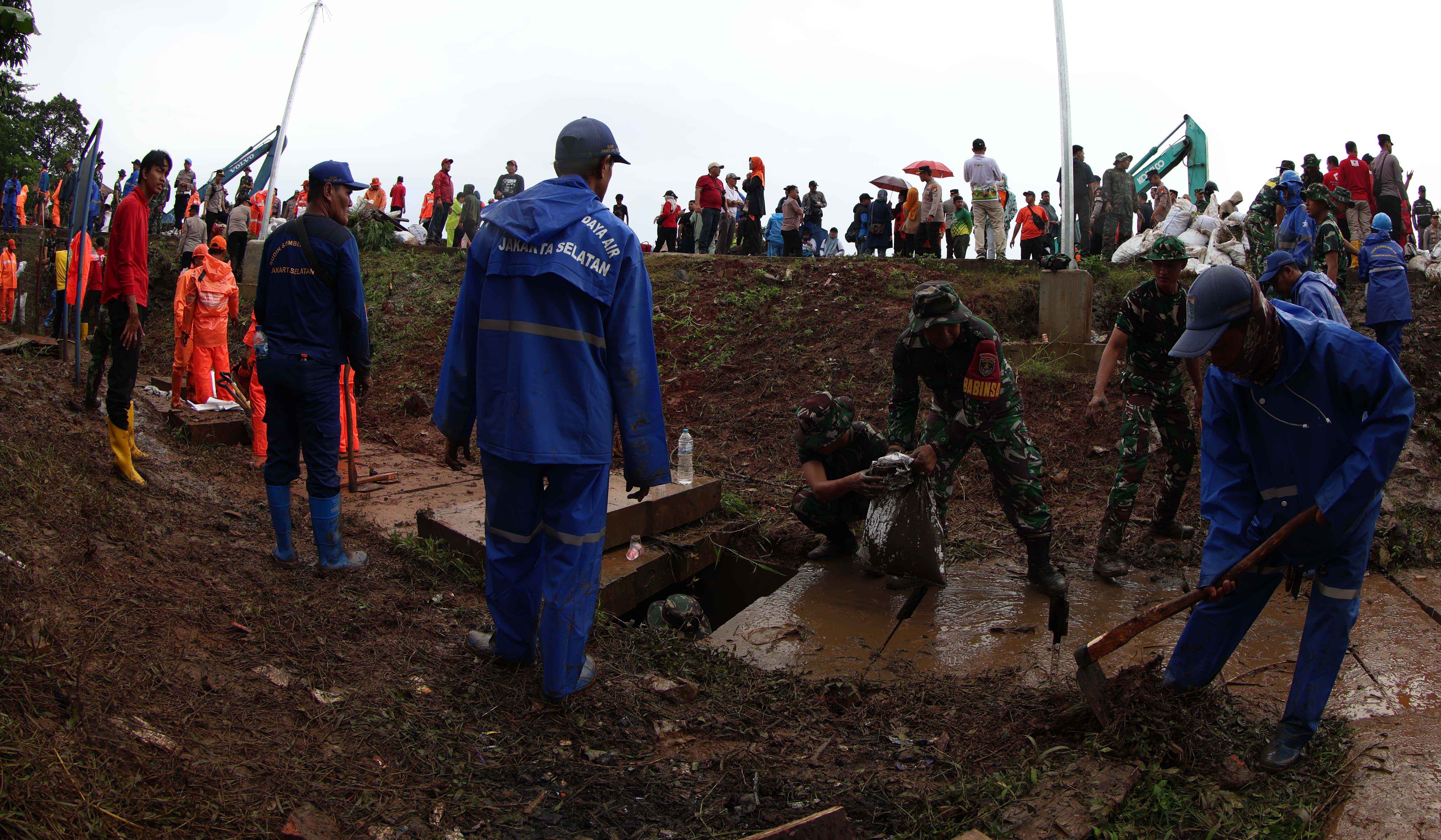 Aksi Jaga Jakarta Bersih di Rawajati. (Agus Priatna/SinPo.id)