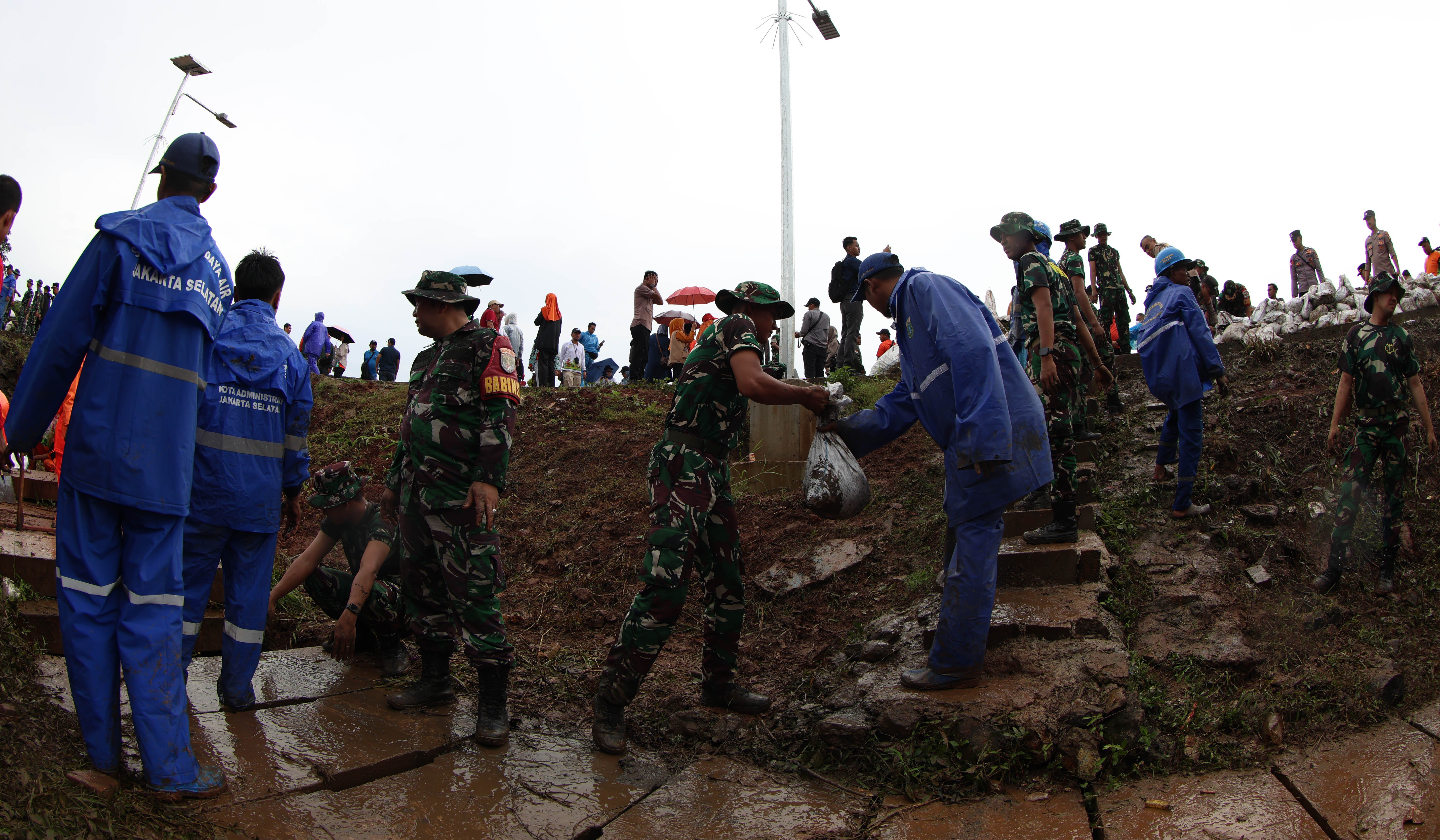 Aksi Jaga Jakarta Bersih di Rawajati. (Agus Priatna/SinPo.id)