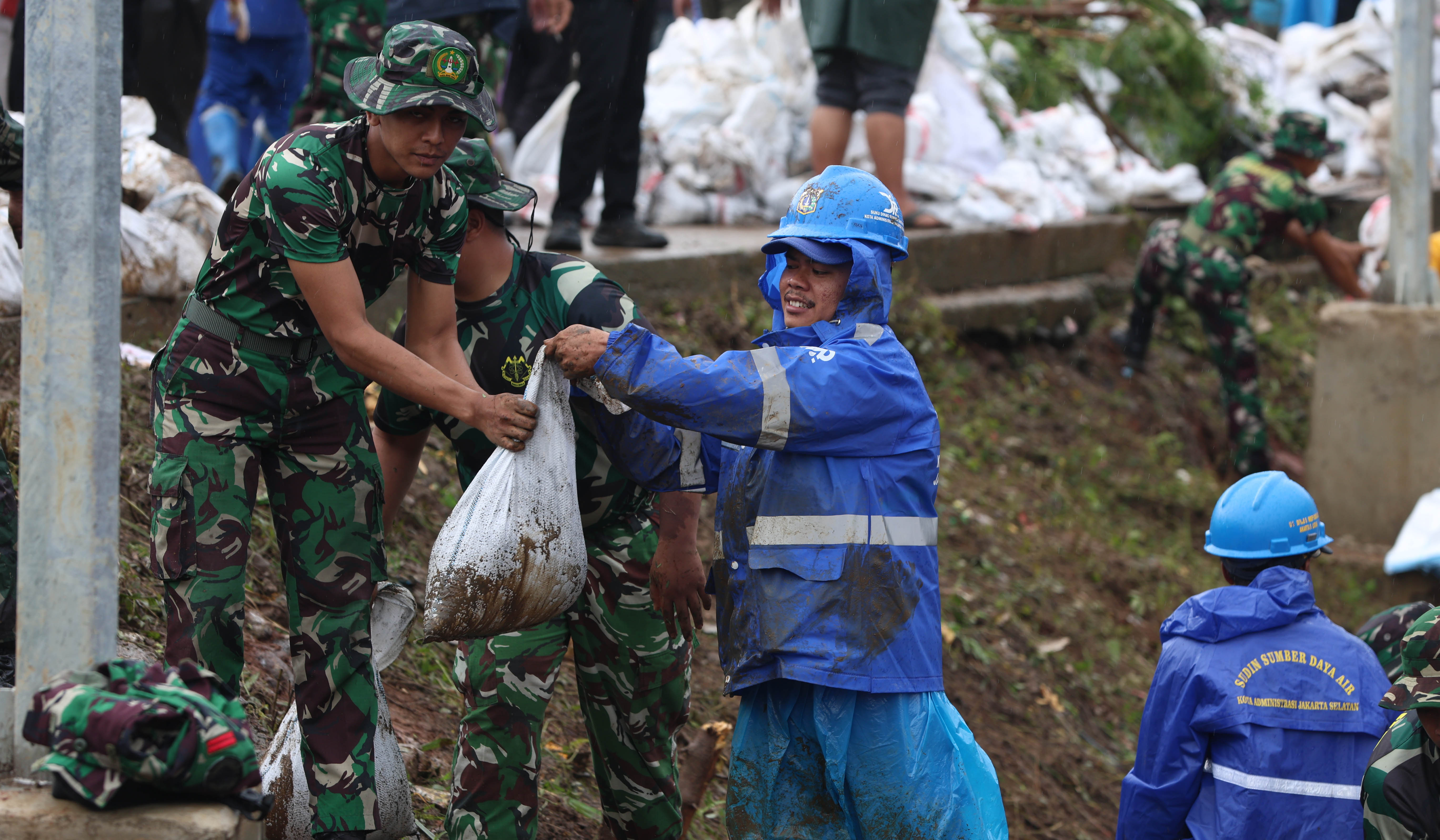 Aksi Jaga Jakarta Bersih di Rawajati. (Agus Priatna/SinPo.id)