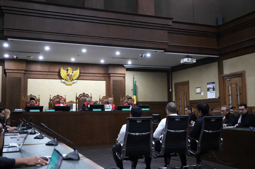 Terdakwa Kerry Adrianto anak dari Riza Chalid Divonis 15 tahun penjara terkait kasus Tata kelola minyak mentah (Ashar/SinPo.id)