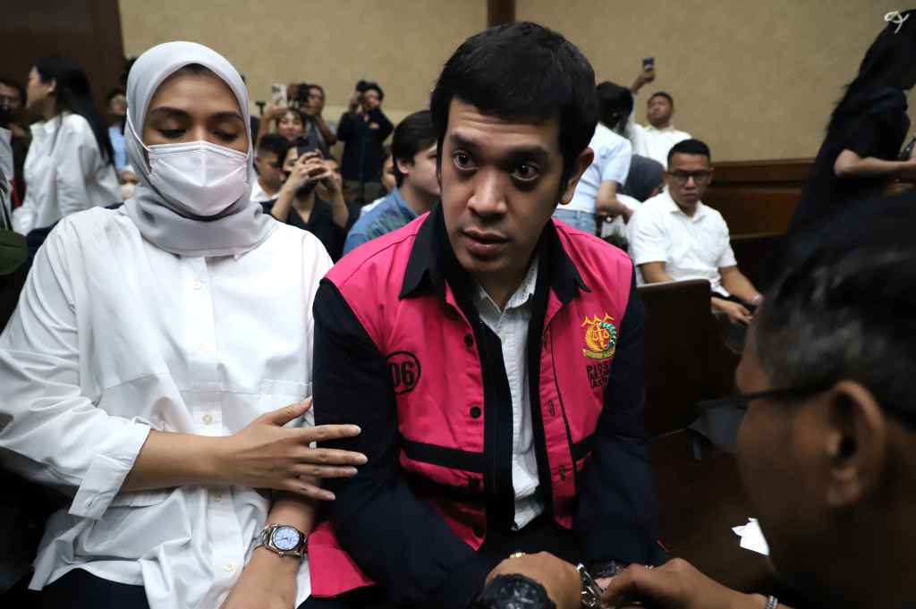 Terdakwa Kerry Adrianto anak dari Riza Chalid Divonis 15 tahun penjara terkait kasus Tata kelola minyak mentah (Ashar/SinPo.id)