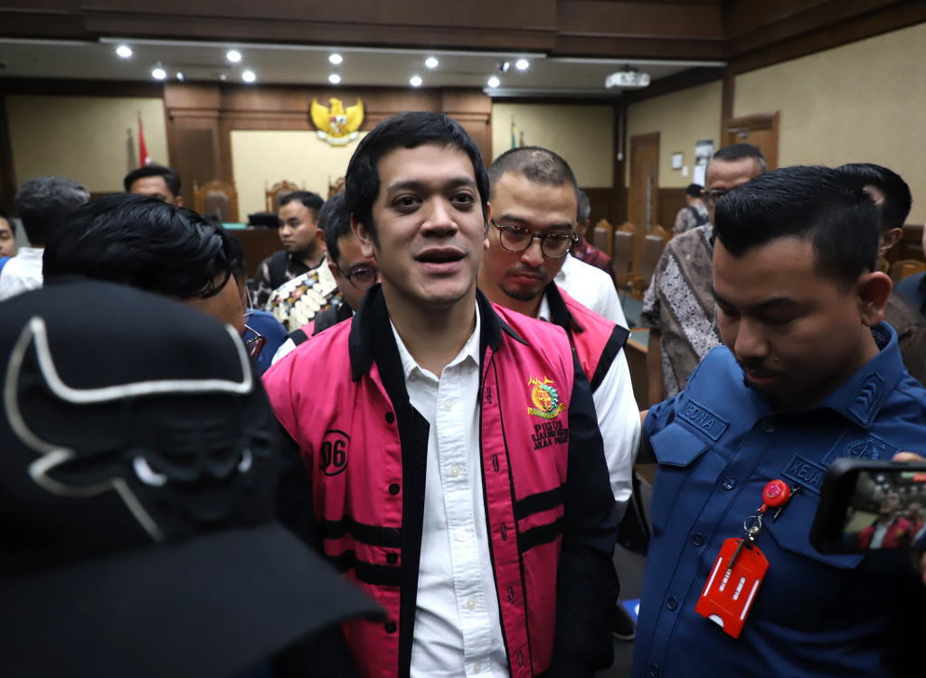 Terdakwa Kerry Adrianto anak dari Riza Chalid Divonis 15 tahun penjara terkait kasus Tata kelola minyak mentah (Ashar/SinPo.id)