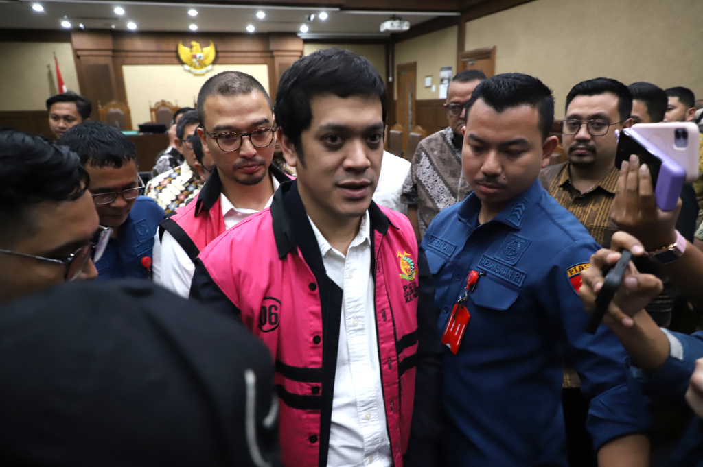 Terdakwa Kerry Adrianto anak dari Riza Chalid Divonis 15 tahun penjara terkait kasus Tata kelola minyak mentah (Ashar/SinPo.id)