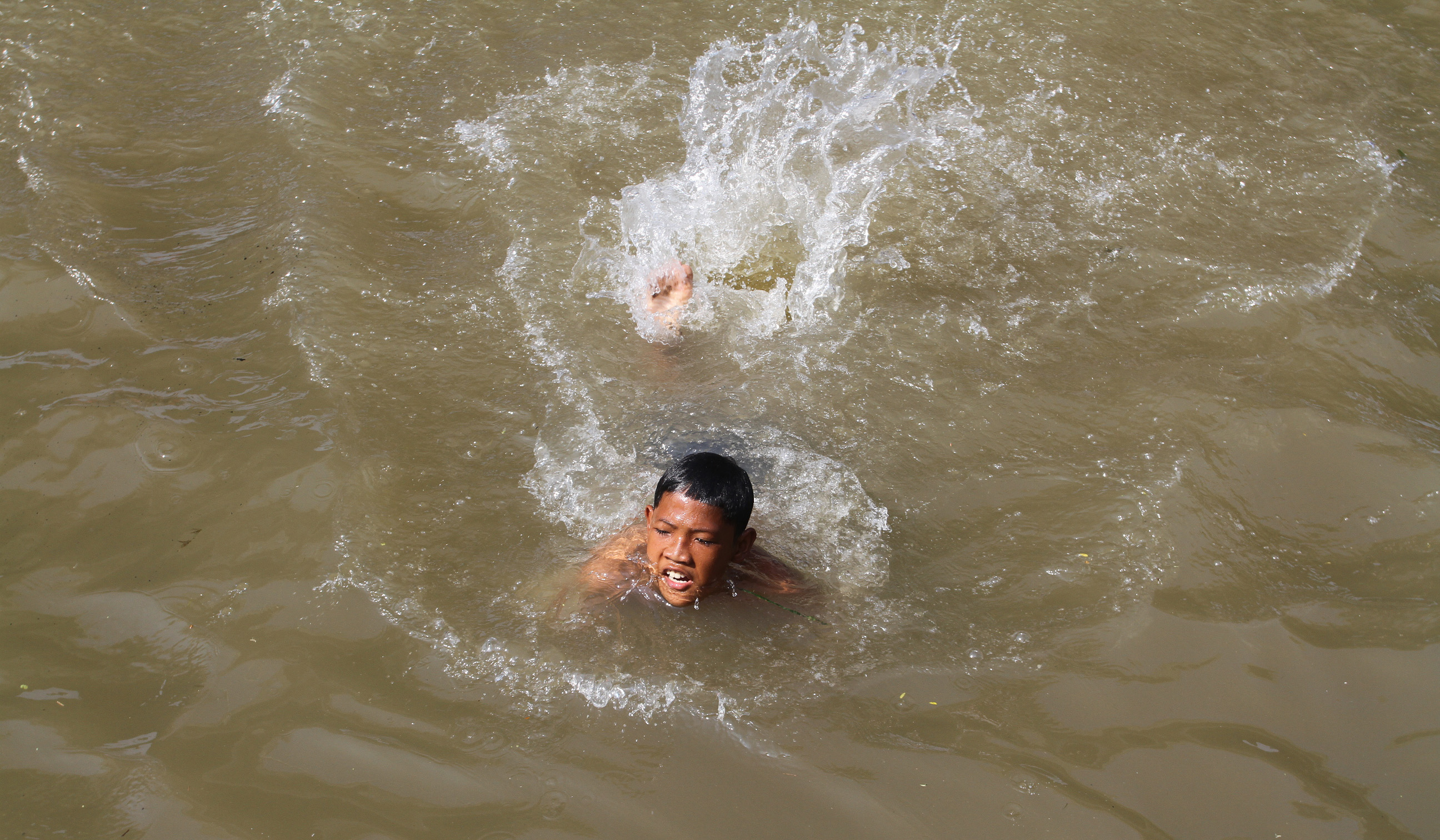Lomba panjat pinang di Kalimalang, Jakarta. (Agus Priatna/SinPo.id)