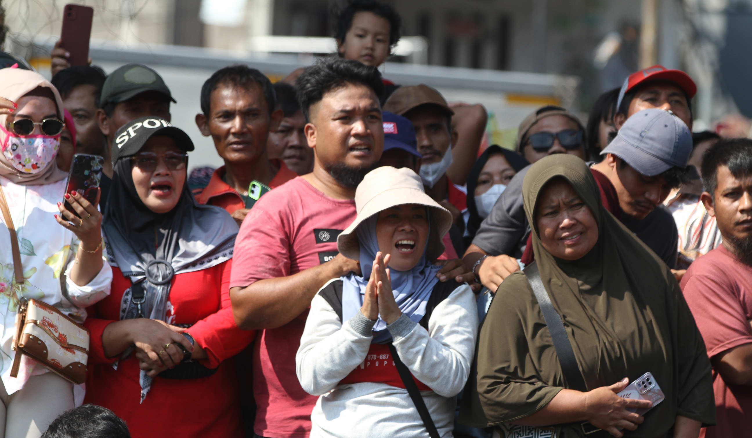 Lomba panjat pinang di Kalimalang, Jakarta. (Agus Priatna/SinPo.id)
