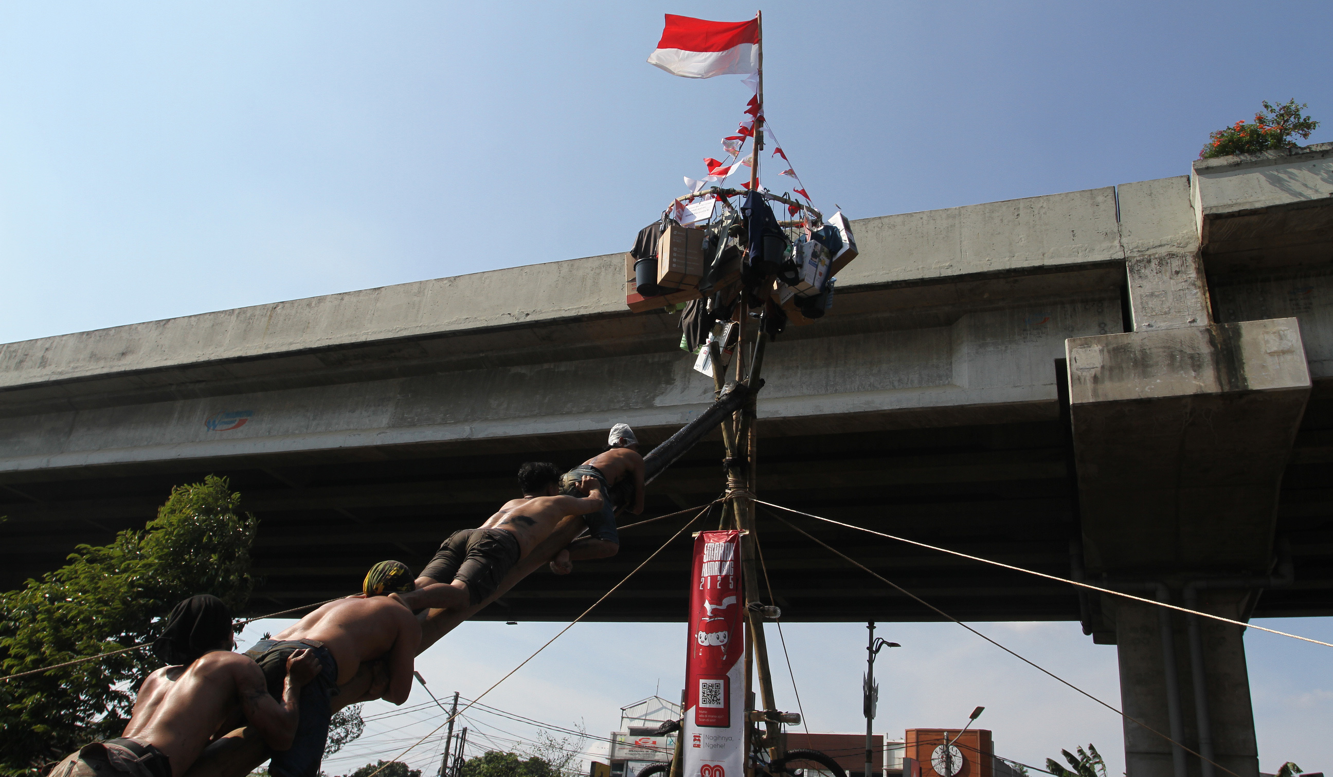 Lomba panjat pinang di Kalimalang, Jakarta. (Agus Priatna/SinPo.id)