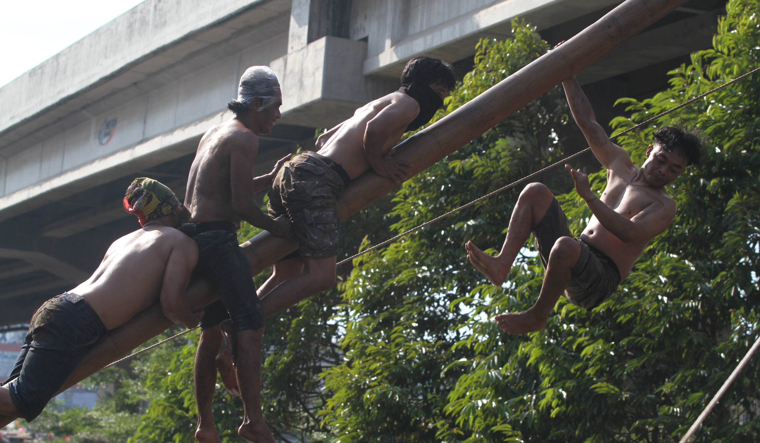 Lomba panjat pinang di Kalimalang, Jakarta. (Agus Priatna/SinPo.id)