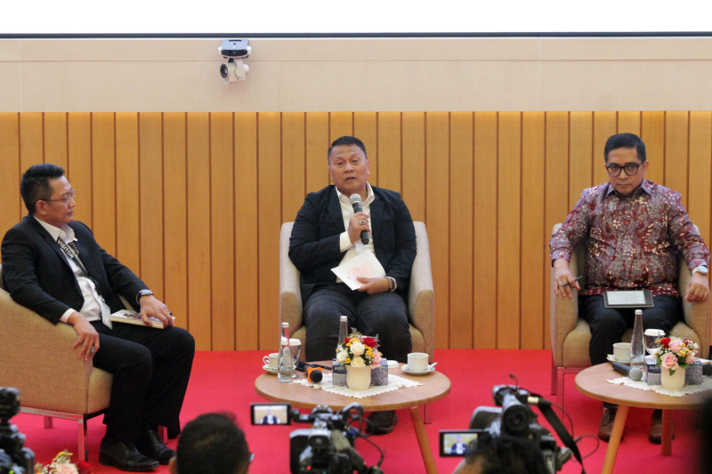 Ketua BKSAP DPR Mardani Ali Sera meluncurkan buku