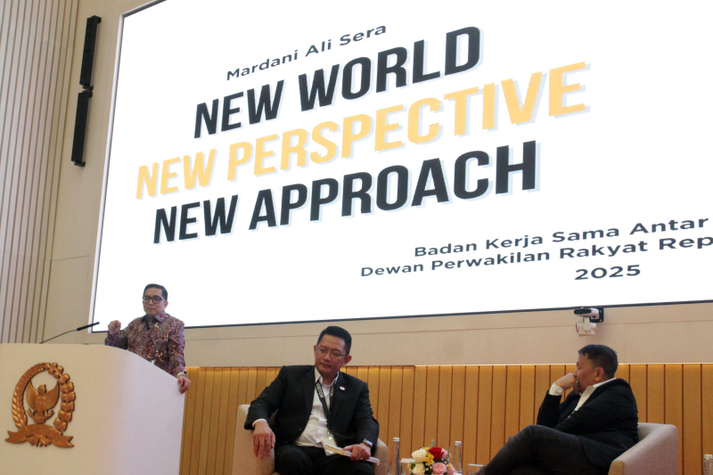 Ketua BKSAP DPR Mardani Ali Sera meluncurkan buku