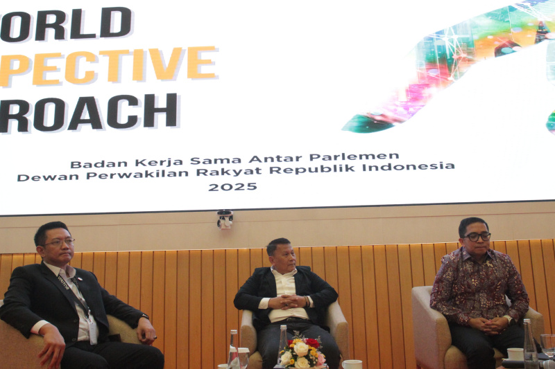 Ketua BKSAP DPR Mardani Ali Sera meluncurkan buku