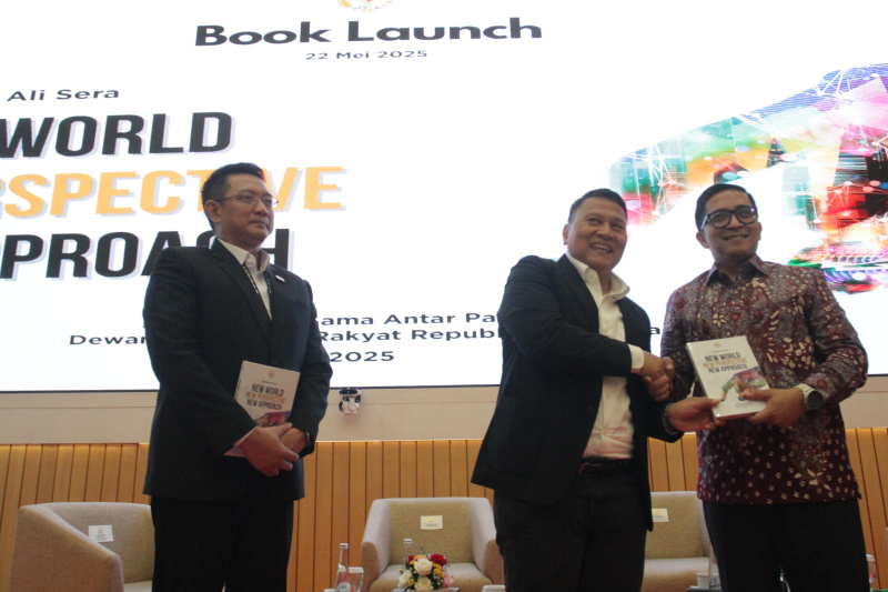 Ketua BKSAP DPR Mardani Ali Sera meluncurkan buku