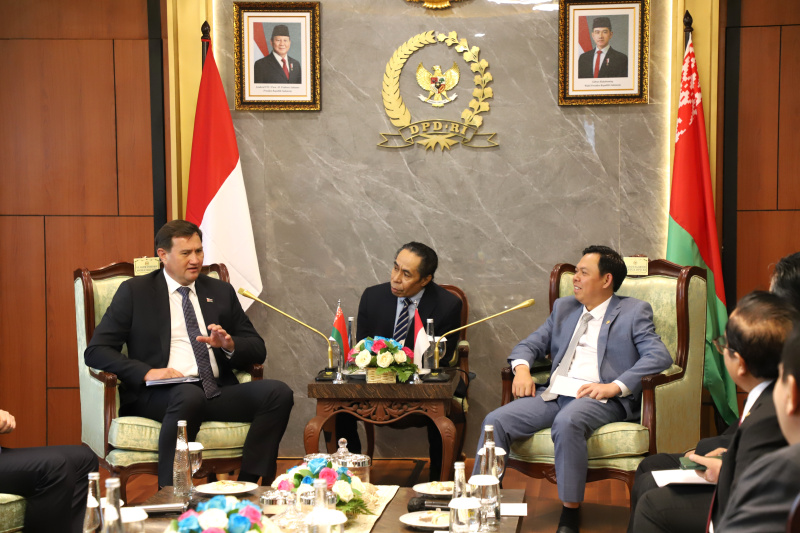 Ketua DPD RI Sultan Bachtiar Najamudin menerima Kunjungan Menlu Belarusia Maxim Ryzenkov membahas kerja sama Pertanian, Ketahanan Pangan dan Energi (Ashar/SinPo.id)