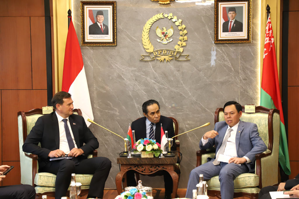 Ketua DPD RI Sultan Bachtiar Najamudin menerima Kunjungan Menlu Belarusia Maxim Ryzenkov membahas kerja sama Pertanian, Ketahanan Pangan dan Energi (Ashar/SinPo.id)
