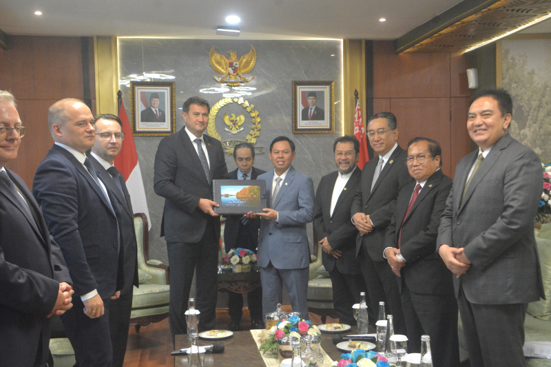Ketua DPD RI Sultan Bachtiar Najamudin menerima Kunjungan Menlu Belarusia Maxim Ryzenkov membahas kerja sama Pertanian, Ketahanan Pangan dan Energi (Ashar/SinPo.id)