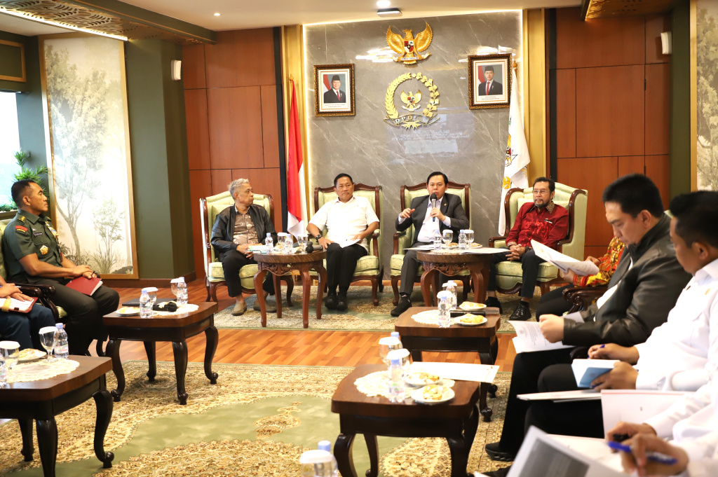 Ketua DPD RI Sultan Bachtiar Najamudin terima kunjungan Wamenhan dan Wamensos membahas RUU Kesejahteraan Sosial (Ashar/SinPo.id)