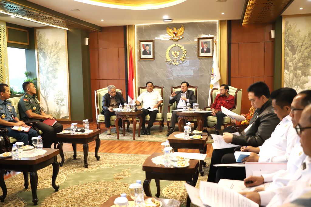 Ketua DPD RI Sultan Bachtiar Najamudin terima kunjungan Wamenhan dan Wamensos membahas RUU Kesejahteraan Sosial (Ashar/SinPo.id)