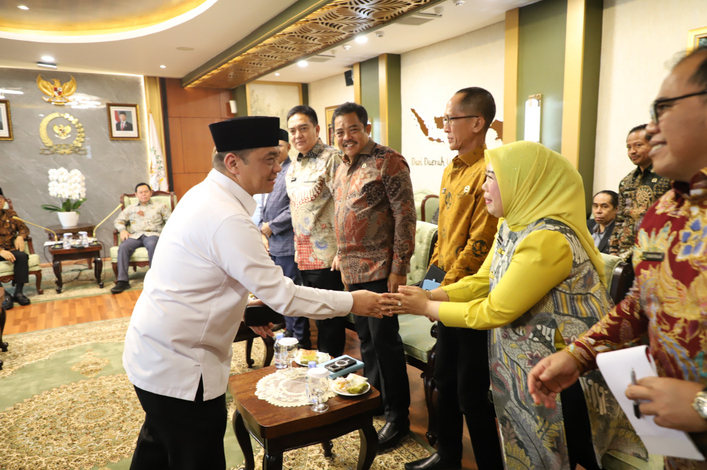 Ketua DPD RI Sultan B Najamudin menerima Kunjungan Mendes Yandri Susanto membahas pembangunan desa green village (Ashar/SinPo.id)