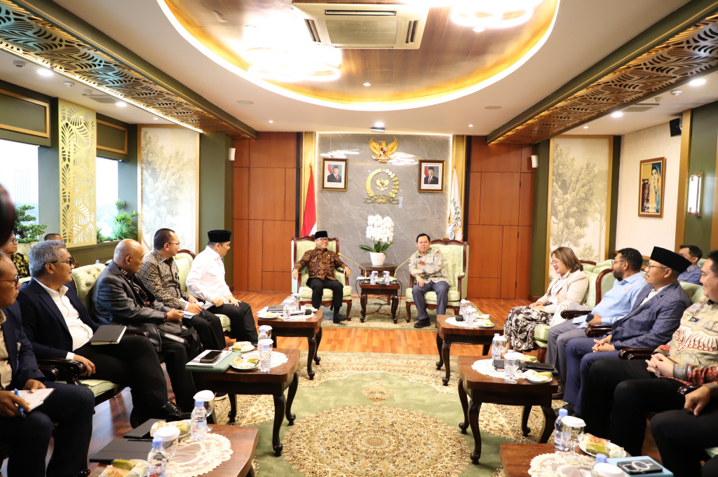 Ketua DPD RI Sultan B Najamudin menerima Kunjungan Mendes Yandri Susanto membahas pembangunan desa green village (Ashar/SinPo.id)