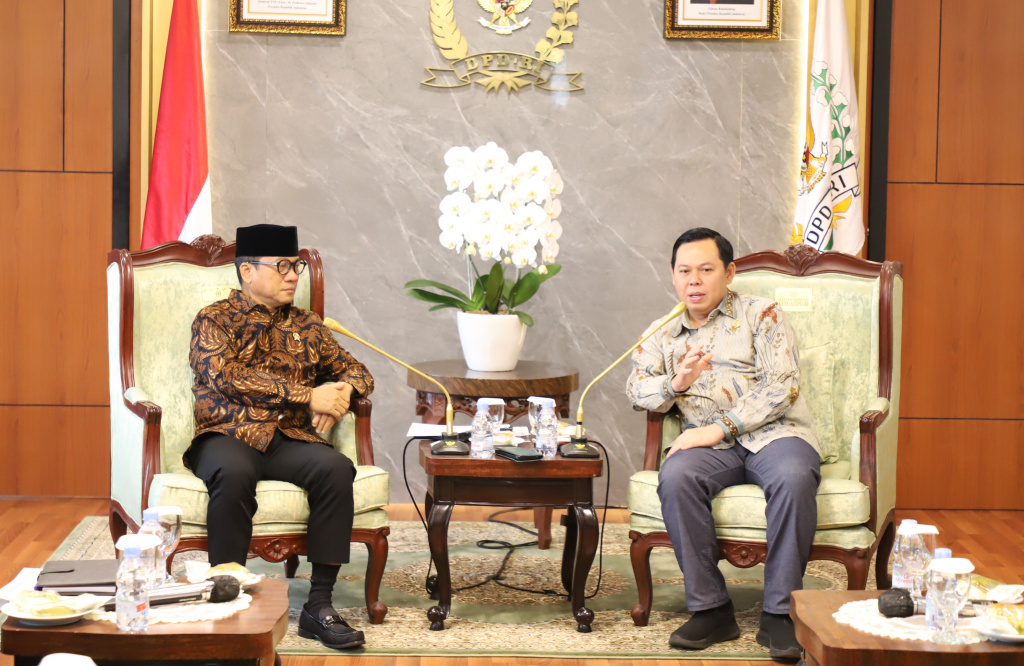 Ketua DPD RI Sultan B Najamudin menerima Kunjungan Mendes Yandri Susanto membahas pembangunan desa green village (Ashar/SinPo.id)