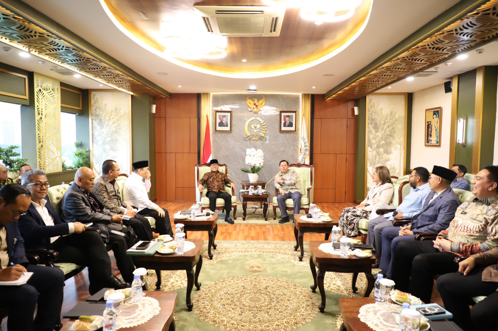 Ketua DPD RI Sultan B Najamudin menerima Kunjungan Mendes Yandri Susanto membahas pembangunan desa green village (Ashar/SinPo.id)