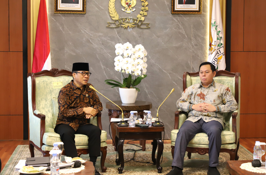 Ketua DPD RI Sultan B Najamudin menerima Kunjungan Mendes Yandri Susanto membahas pembangunan desa green village (Ashar/SinPo.id)